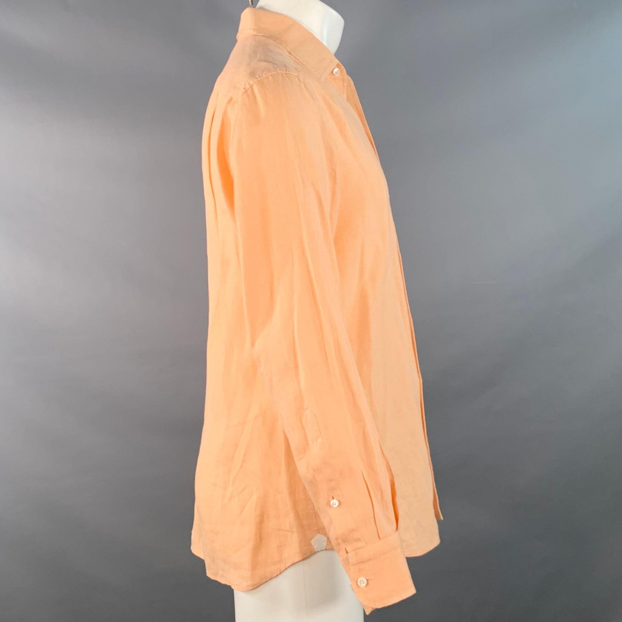Chemise à manches longues LORO PIANA
en lin orange crème, avec un col rond, une poche et une fermeture à boutons. Fabriqué en Italie. Bon état d'usage. Tache d'eau difficilement visible au recto. 

Marqué :   M 

Mesures : 
 
Épaule : 16.5 pouces