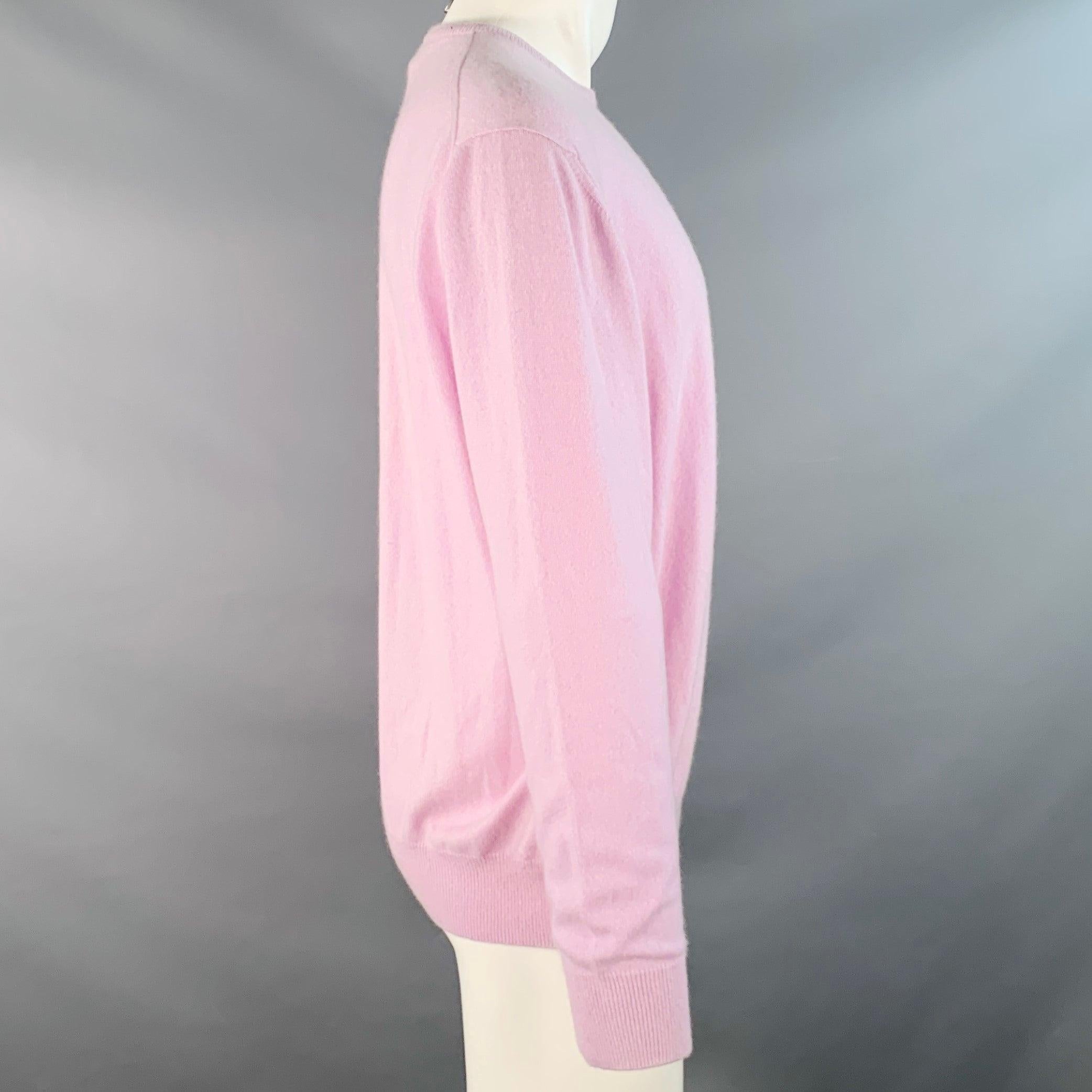 LORO PIANA Pullover
aus lavendelfarbenem Kaschmirstrick mit langen Ärmeln und Rundhalsausschnitt. Made in Italy. sehr guter gebrauchter Zustand. Leichte Gebrauchsspuren. 

Markiert:   IT 50 

Abmessungen: 
 
Schulter: 20 Zoll Brust: 48 Zoll Ärmel: