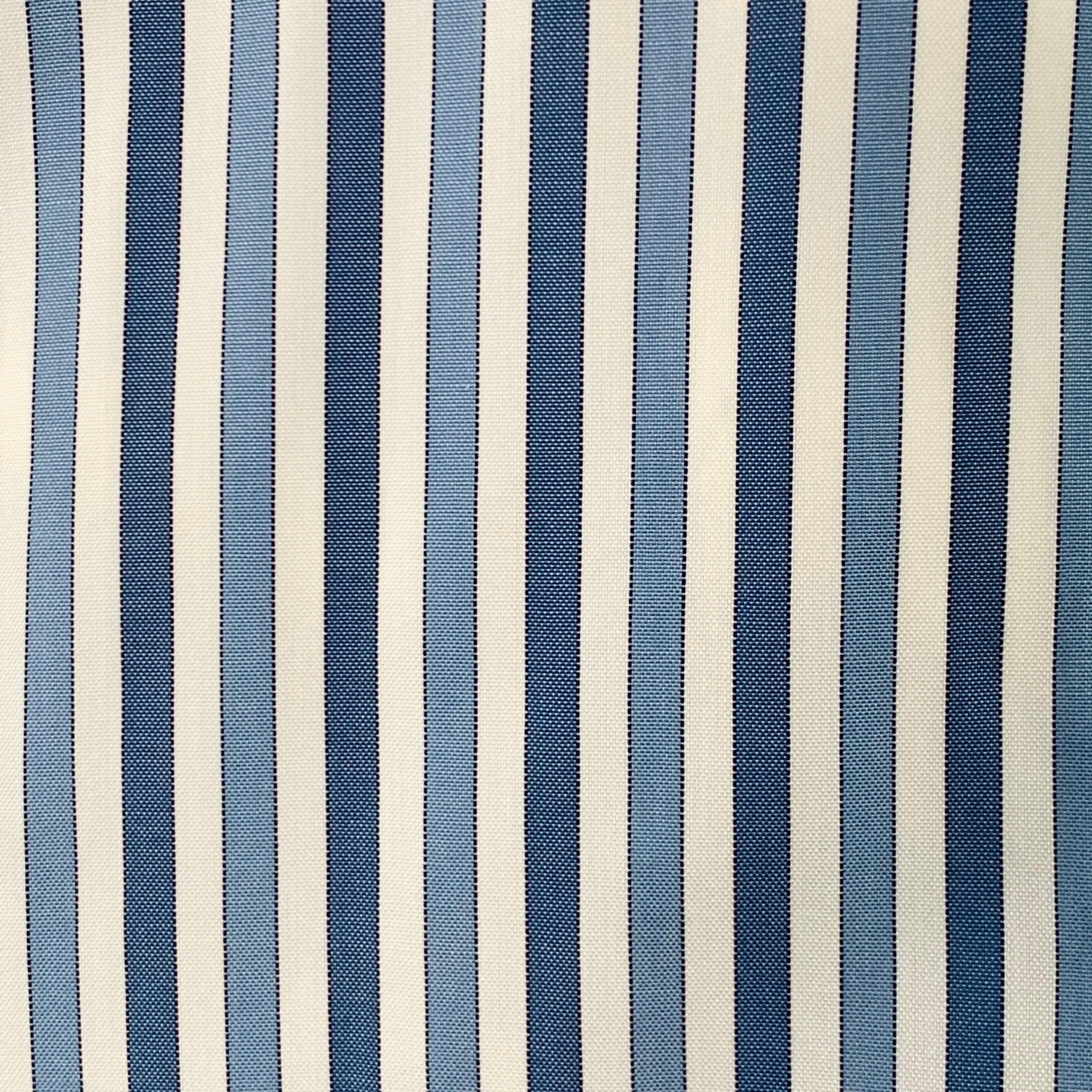 LORO PIANA Langarmhemd
aus blau-weißem Baumwollgewebe mit Streifenmuster, geknöpftem Kragen, einer Tasche und Knopfverschluss. Made in Italy. sehr guter gebrauchter Zustand. Kleiner Fleck auf der Rückseite, mäßige Gebrauchsspuren. So wie es ist.