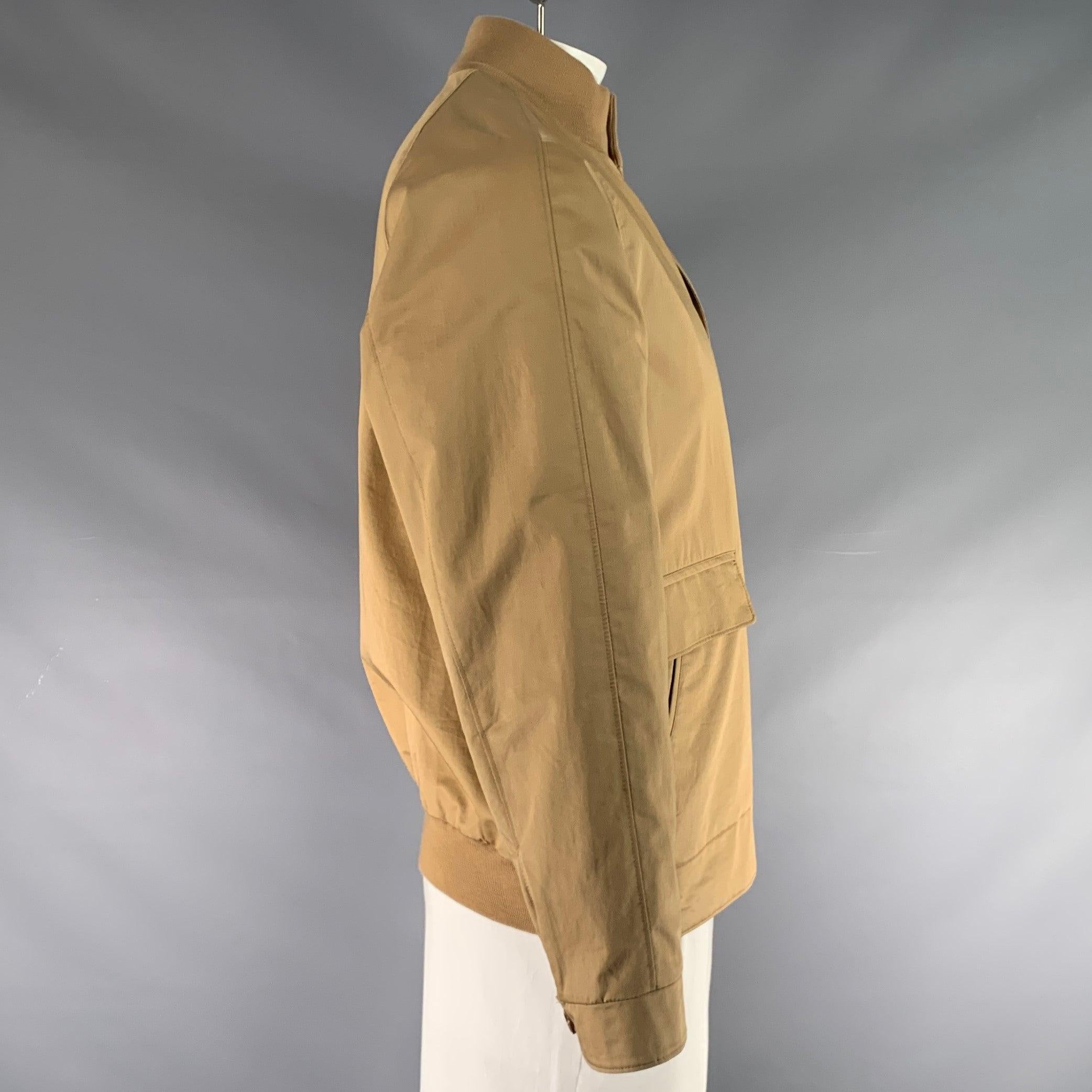 La chaqueta LORO PIANA se presenta en algodón caqui con forro completo, bolsillos delanteros, cuello de punto elástico y cierre de botones. Fabricado en Italia. Muy buen estado de conservación. Botón que falta. 

Marcado:   XL 

Medidas: 
 
Hombro