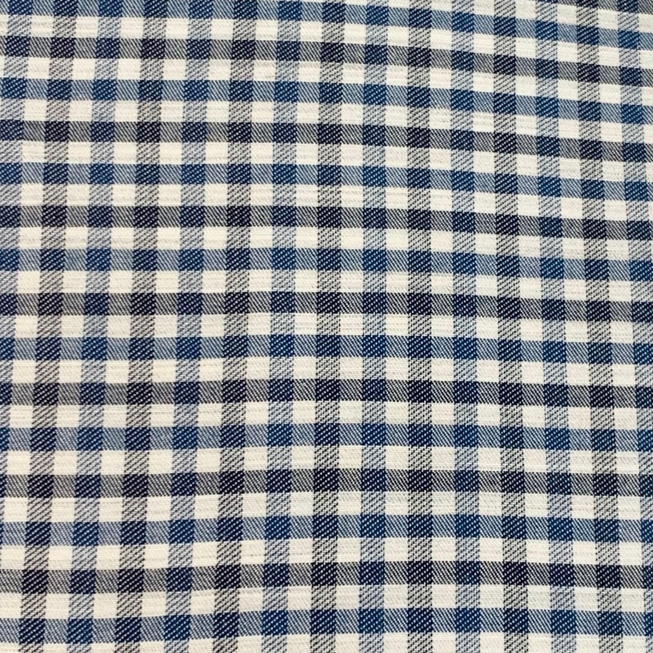 Camisa de manga larga LORO PIANA
en tejido de algodón azul marino, negro y blanco, con estampado de cuadros, un bolsillo y cierre de botón. Fabricado en Italia.Excelente estado de conservación.  

Marcado:   XXL 

Medidas: 
 
Hombro 18,5 pulgadas