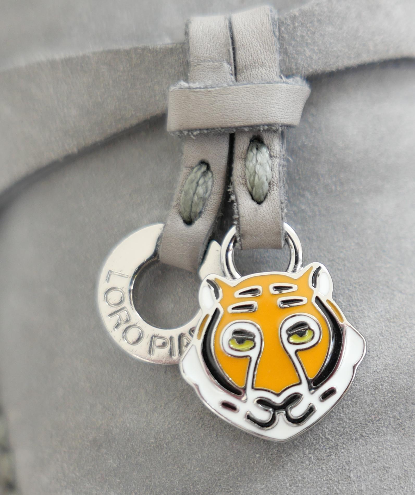 Edición limitada de mocasines Loro Piana Summer Charms Walk. Usada un par de veces - viene con bolsa guardapolvo. Están hechos de ante gris, forrados de piel de castor supersuave, llevan una tira delantera con colgantes de tigre exclusivos del Año