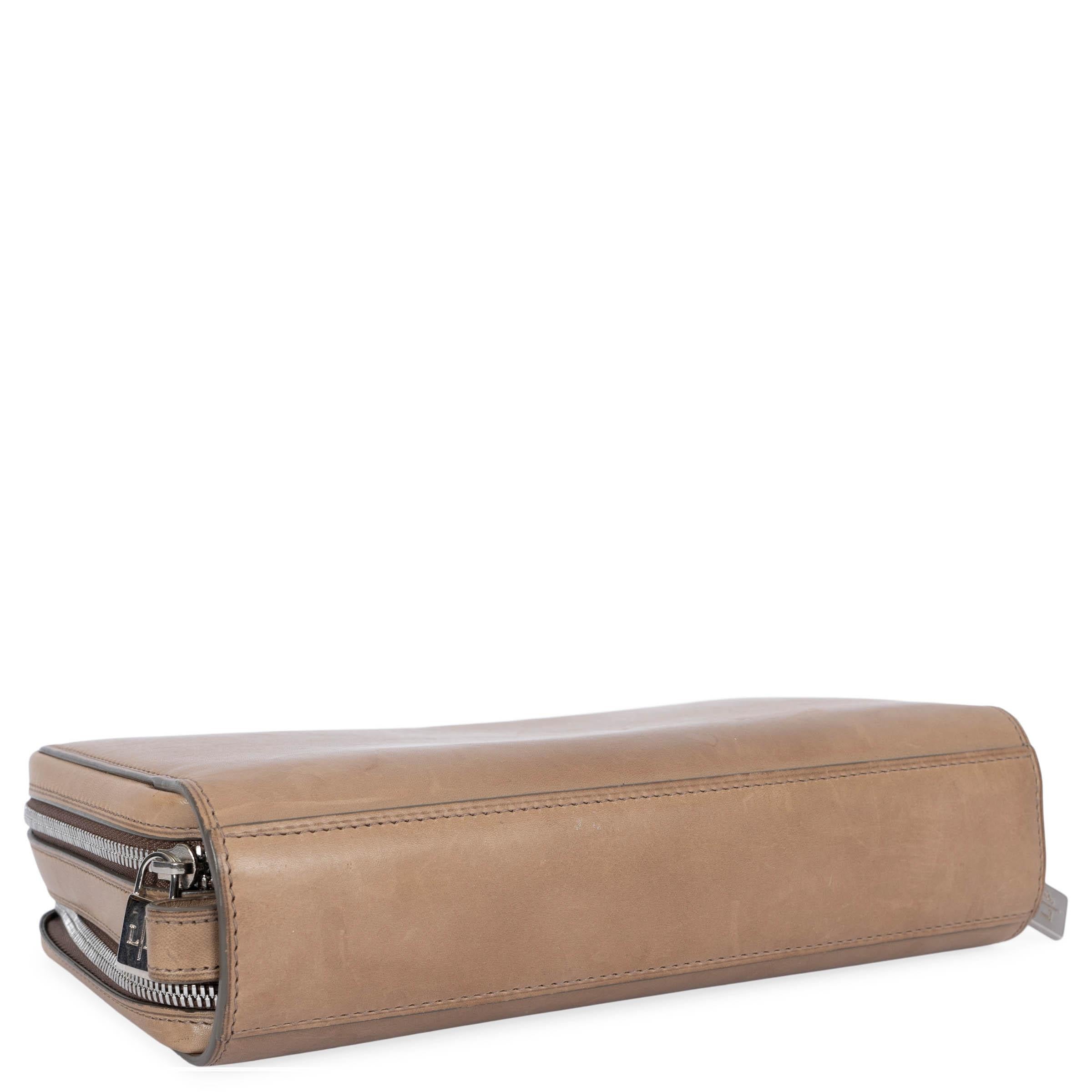 LORO PIANA taupe leather CONTINENTAL ZIP-AROUND Wallet In Fair Condition For Sale In Zürich, CH