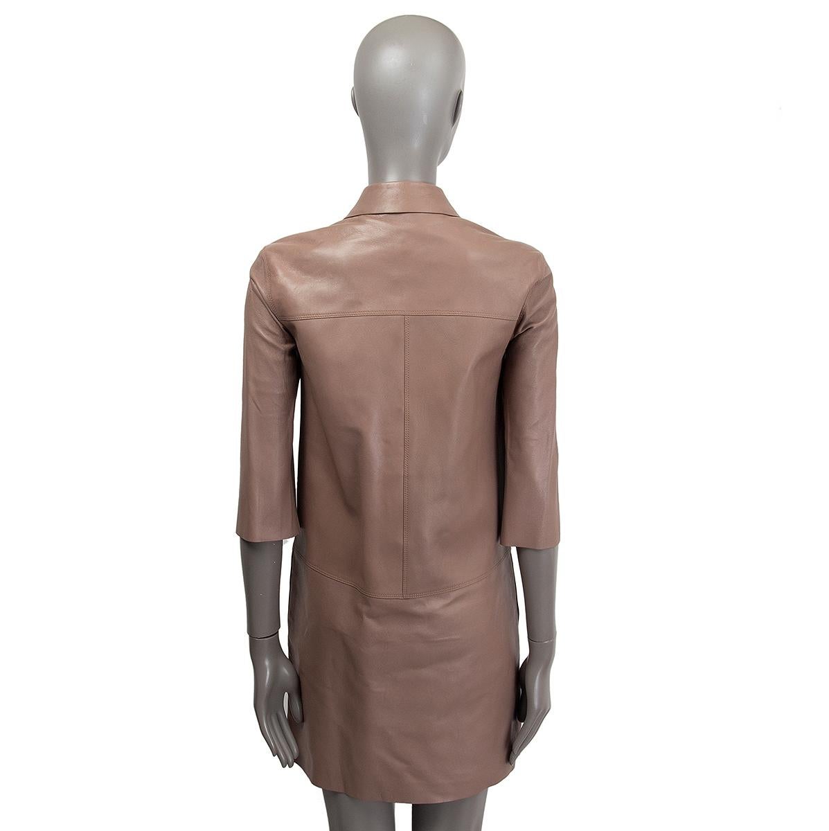 LORO PIANA - Robe en cuir taupe à manches courtes, taille 38 XS Pour femmes en vente