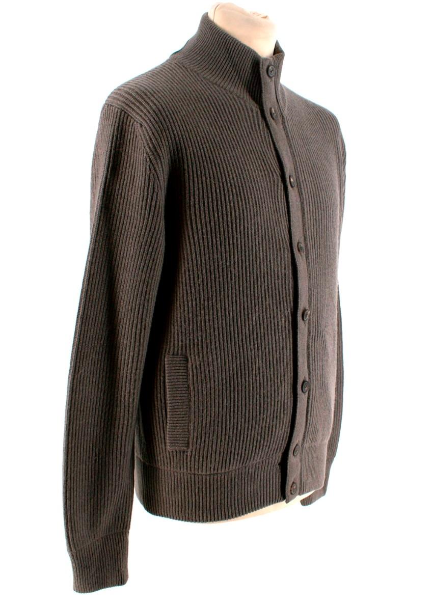 Loro Piana Taupe Ribbed Cashmere Zip Up Cardigan

- Ribbed collar, hem and cuffs
- Zip and button front closure
- Two side pockets

Materials:
Baby Cashmere

Made in Italy

PLEASE NOTE, THESE ITEMS ARE PRE-OWNED AND MAY SHOW SIGNS
OF BEING STORED