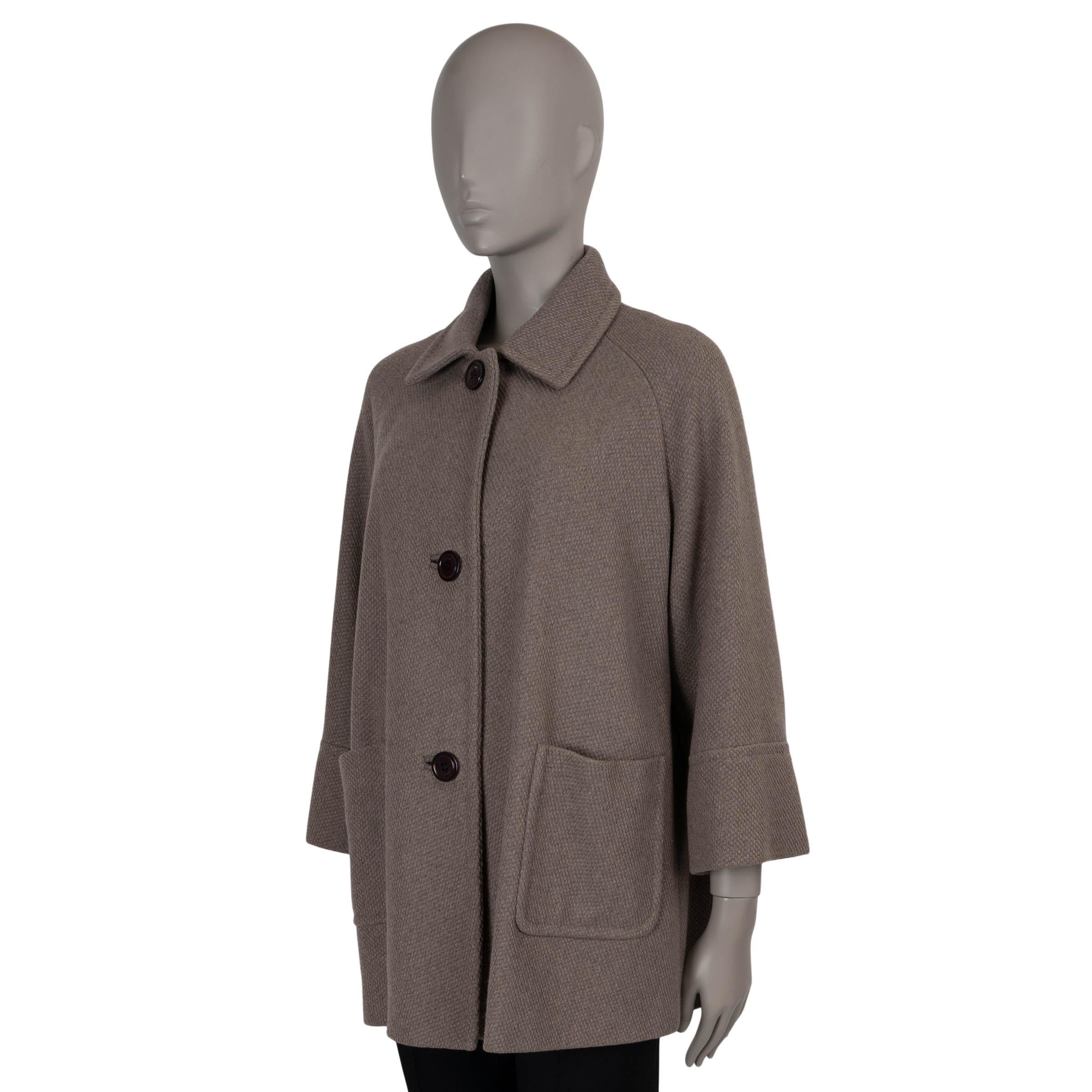 Questa giacca Loro Piana autentica al 100% in misto lana serge color tortora (si presume a causa dell'etichetta illeggibile) incarna una raffinatezza senza tempo e una maestria eccezionale. Progettato con maniche raglan (misurate dal collo) per una