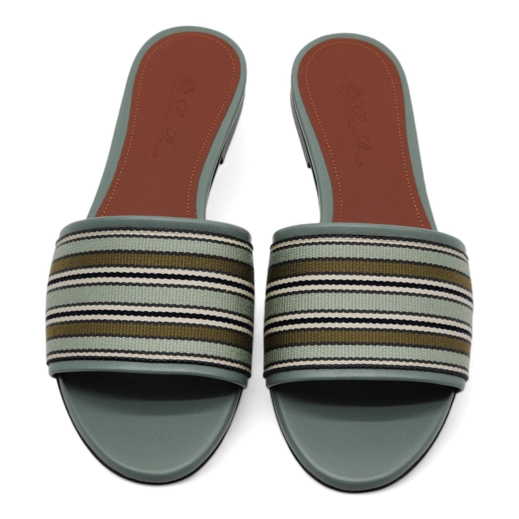 Sandalias de viaje Loro Piana de tejido a rayas con adorno de piel y tacón plano de 10 mm.

Más información:
Material: Tejido y cuero
Puntera abierta, Parte superior de banda ancha, Estilo deslizante, Suela de cuero, Forro: Piel.
Color: Azul
Talla: