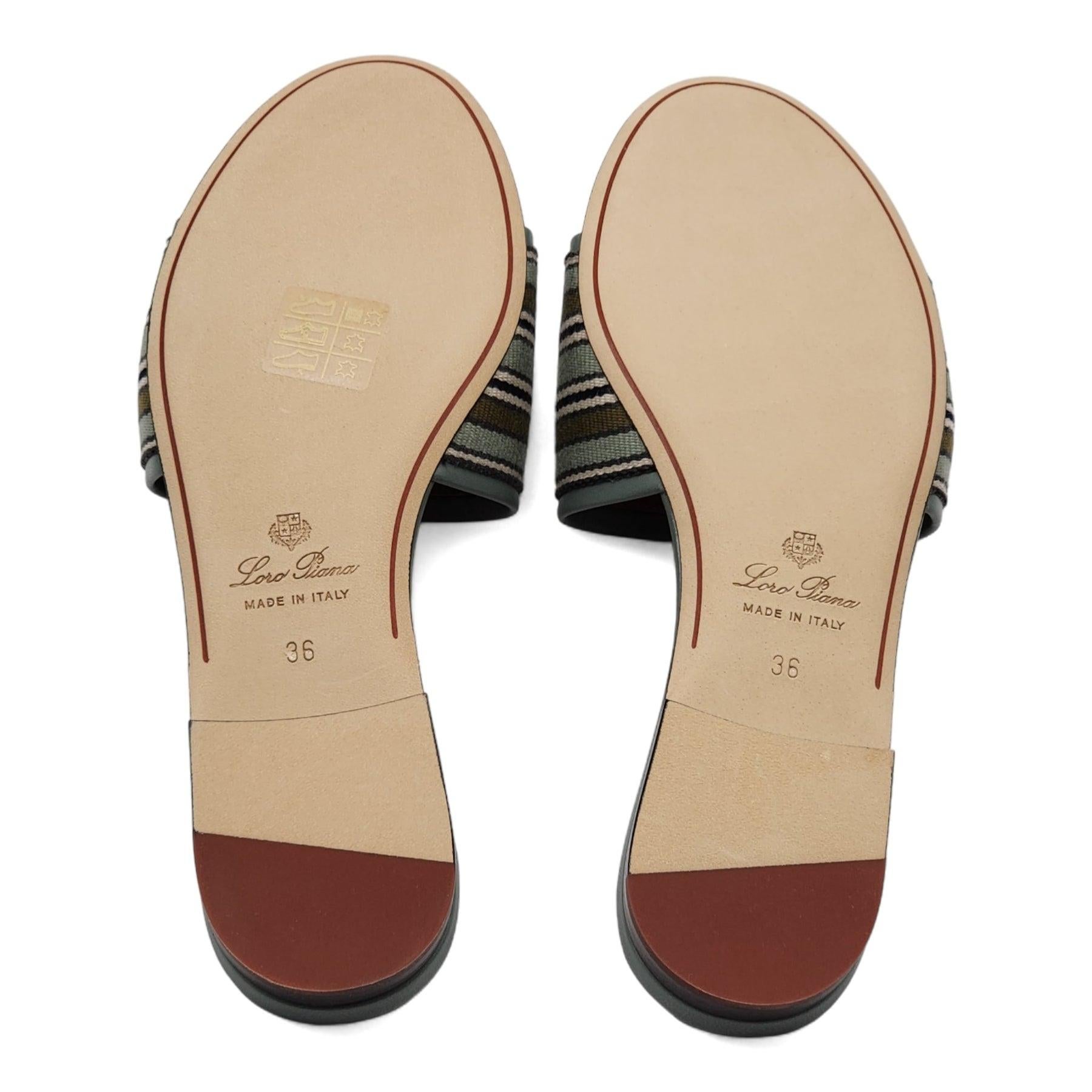 Sandalias planas Loro Piana The Suitcase Stripe en azul en Excelente estado para la venta en Los Angeles, CA