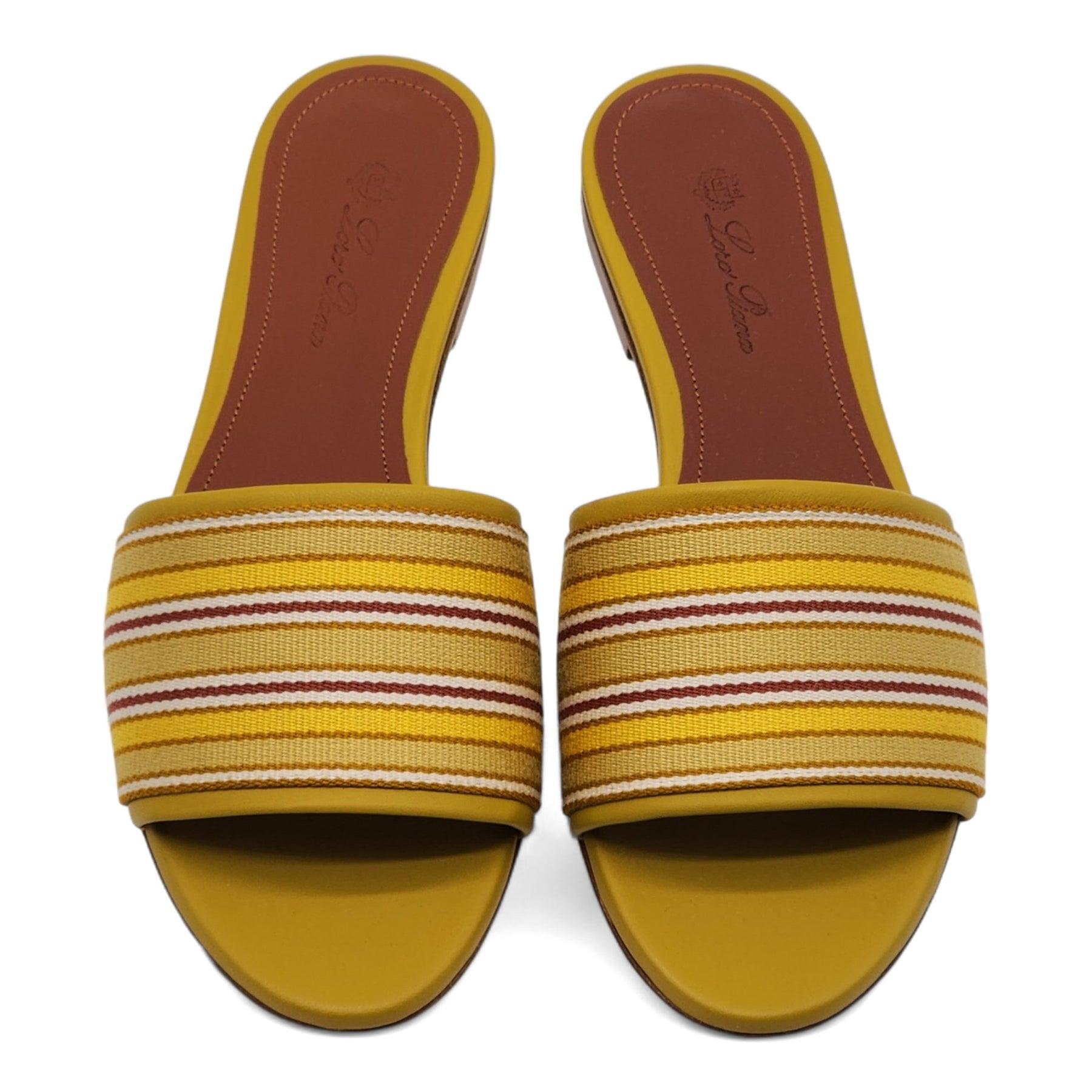 Sandali da viaggio in tessuto a righe di Loro Piana con finiture in pelle.

Punta aperta, Tomaia a fascia larga, Modello slide, Suola in cuoio.

Informazioni aggiuntive:
Materiale: Fabrice e pelle
Fodera: Pelle
Colore: giallo
Taglia: 35.5 EU
Paese: