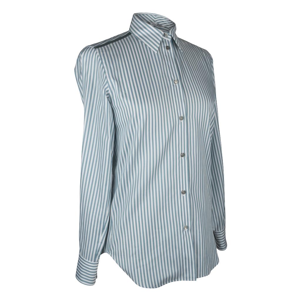 Garantiert authentisches gestreiftes Hemd von Loro Piana mit halbtransparenten Seideneinsätzen.  
Weiß ist ein  salbeigrün gestreift.
Salbeifarbene Seideneinsätze an Schulter und hinterer Passe.
Die hintere Quetschfalte hat oben und unten einen