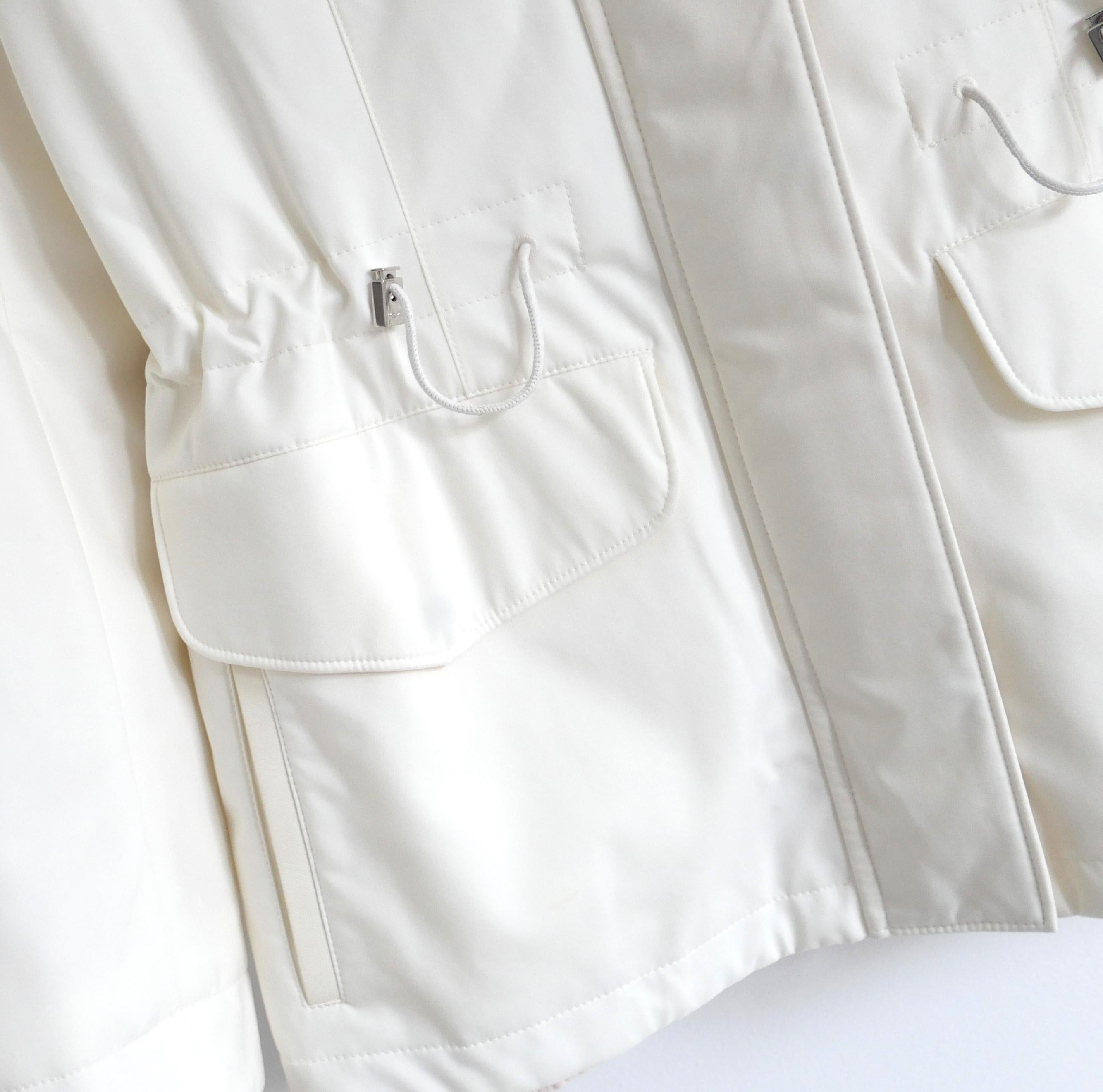 La veste de voyage Loro Piana la plus luxueuse qui soit. Non portés. Fabriqué en polyamide ivoire super doux et résistant aux intempéries, avec de fines bordures en peau d'agneau, il a une super  doublure flottante en cachemire épais et doux à