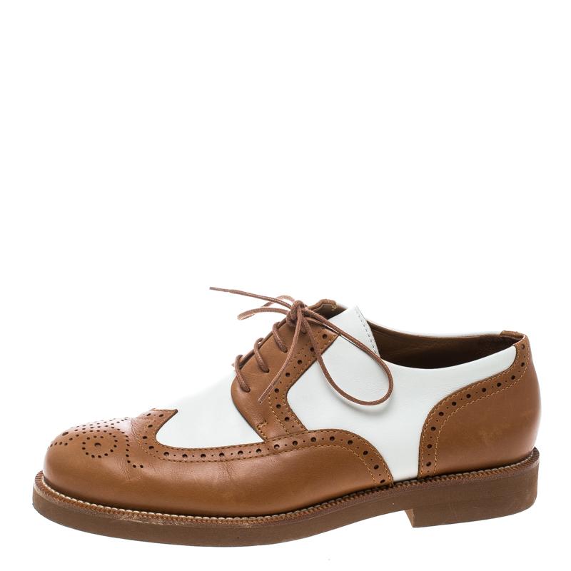 Diese Oxfords von Loro Piana sind stilvoll und elegant genug, um Ihnen alle Komplimente zu entlocken! Sie sind aus zweifarbigem Leder gefertigt und weisen ein Brogue-Design auf. Sie zeigen runde Zehen und Schnürungen auf dem Vorderblatt. Sie sind