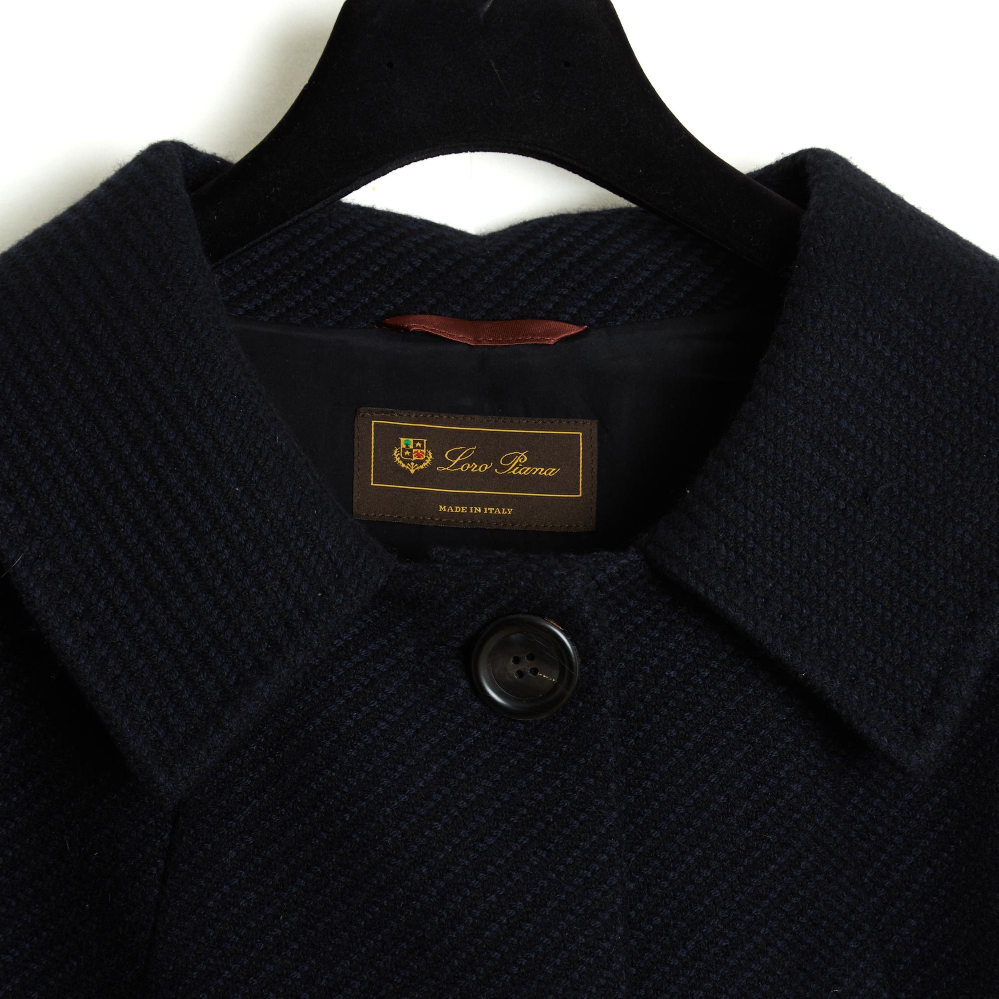 Costume tailleur Loro Piana en cachemire lourd noir et marine, composé d'une veste de style Jackie O avec un large col fermé par trois boutons sur le devant, une coupe droite légèrement évasée, deux poches latérales fendues et des manches raglan aux