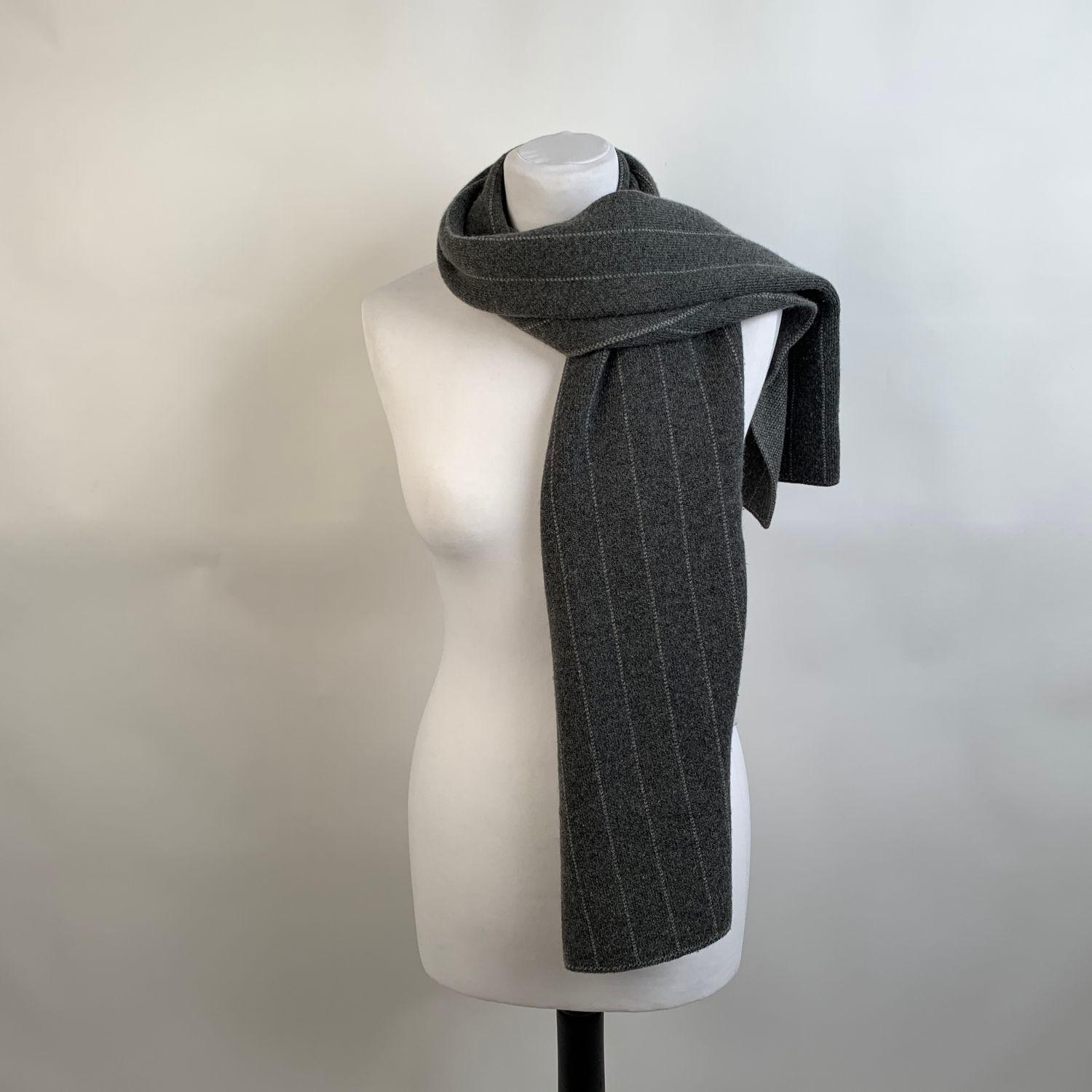 Vintage Loro Piana cashmere scarf. It features 2 sides: 1 in solid gray and 1 with a striped pattern Fringed hem. Composition: 100% cashmere. Made in Italy. Width: 18.5 inches - 47 cm - Lenght: 61.5 inches - 156 cm




Details

MATERIAL: