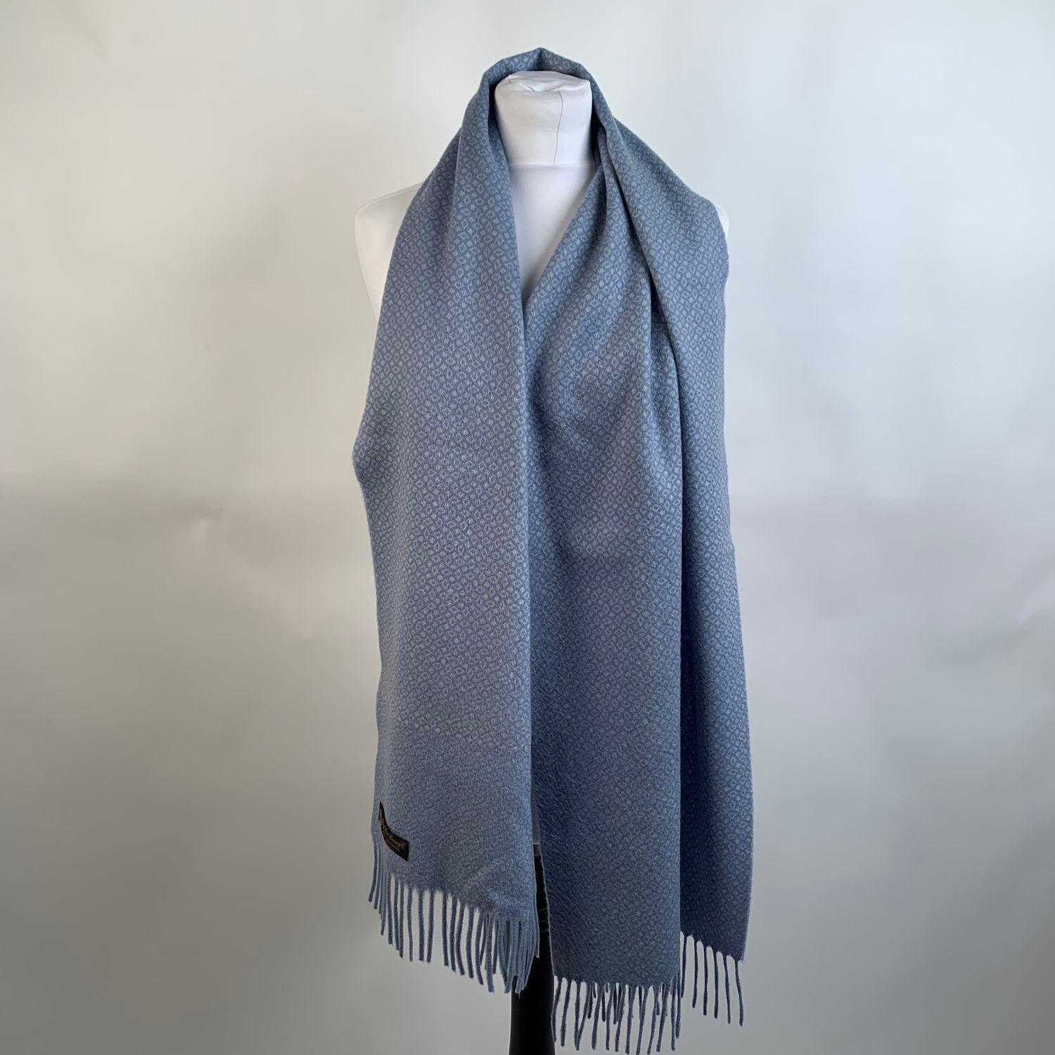 Vintage Loro Piana reversible cashmere large scarf. It features 2 sides: 1 in solid light blue and 1 with a lovely geometric design in light blue and white color. Fringed hem. Composition: 100% cashmere. Made in Italy. Width: 17 inches - 43, 2 cm -