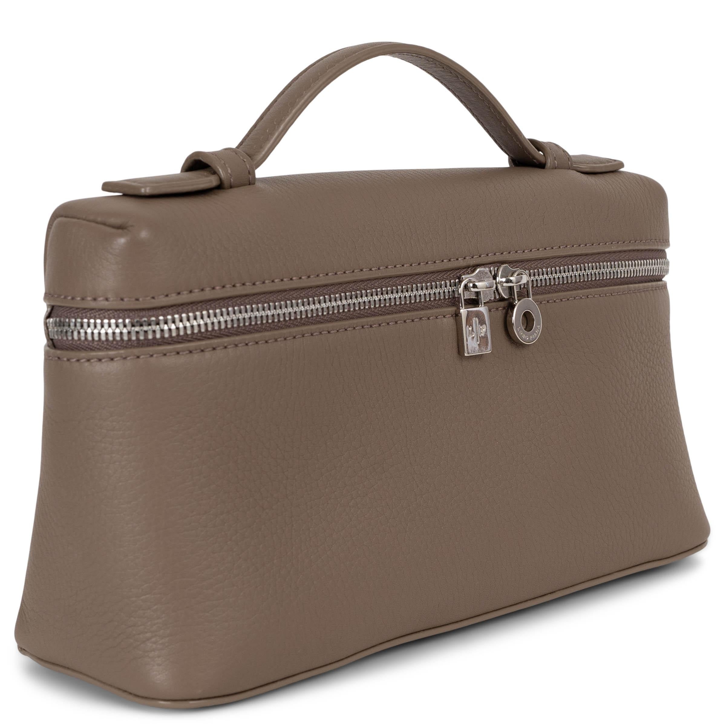 Questa borsa crossbody Loro Piana Extra Pocket L19 in pelle di vitello granulata Warm Mastic (taupe), autentica al 100%, è una raffinata espressione di lusso sobrio. Progettata con finiture in argento, presenta una silhouette strutturata con un