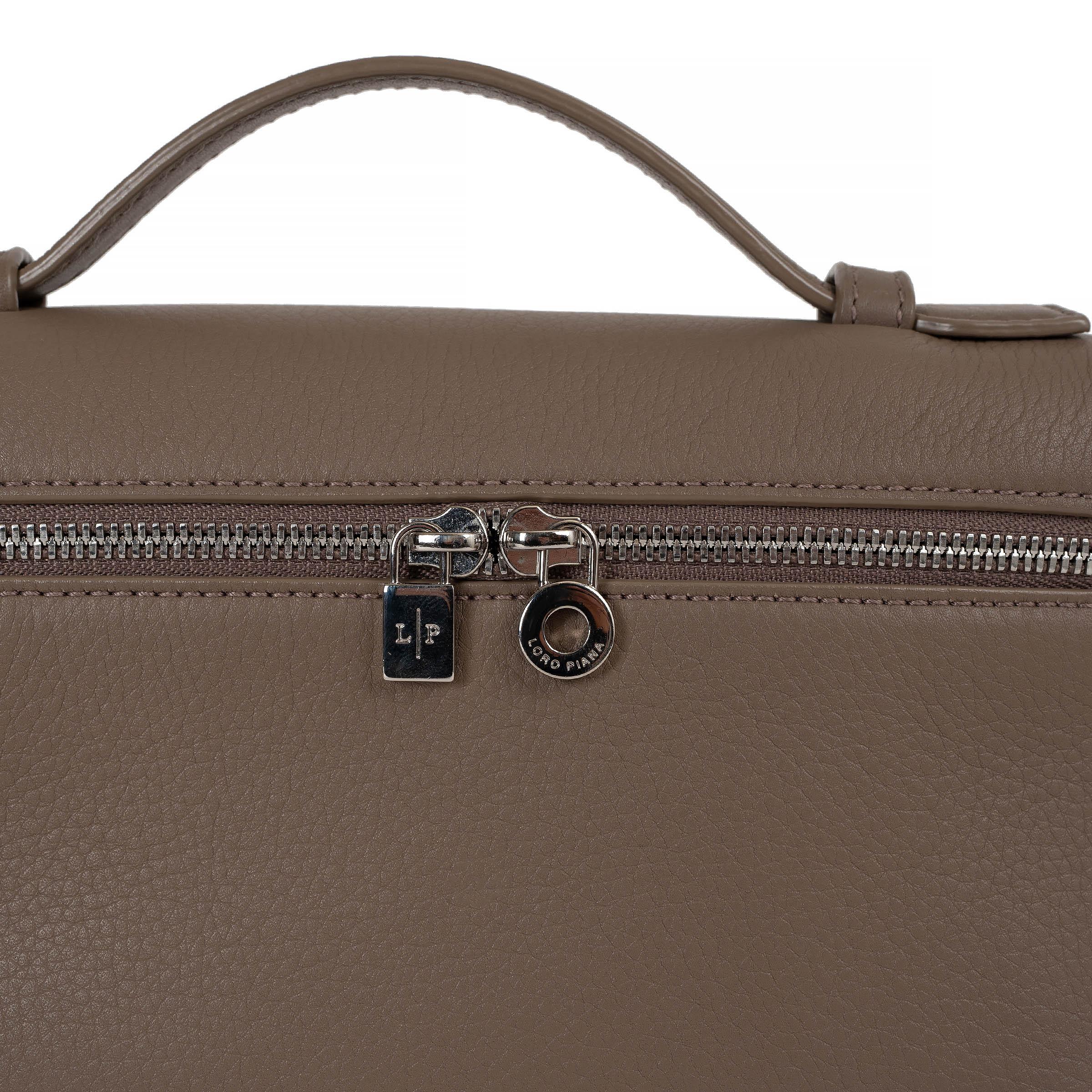 da uomo o donna LORO Piana Borsa a tracolla EXTRA L19 in pelle mastice calda taupe in vendita