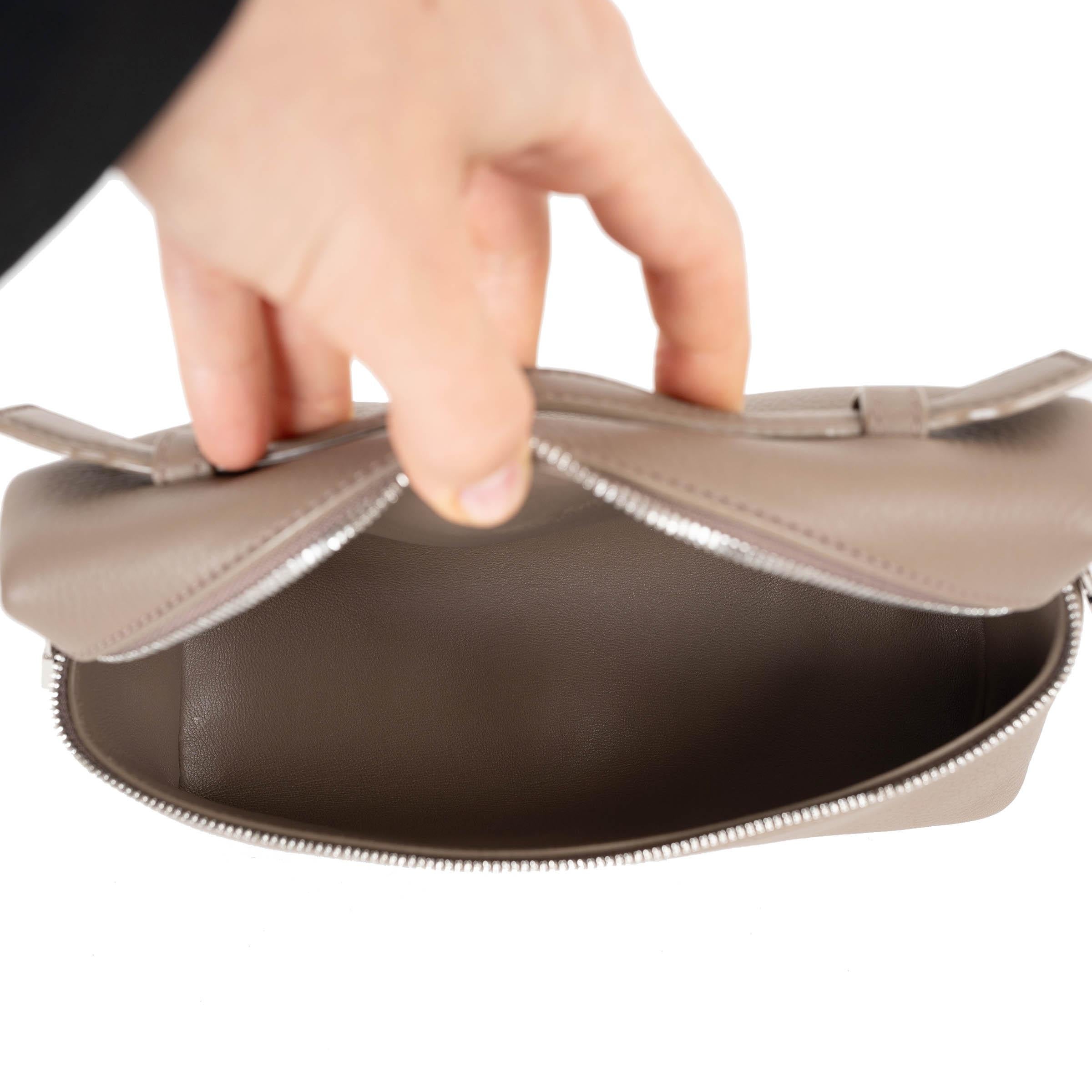 LORO Piana Borsa a tracolla EXTRA L19 in pelle mastice calda taupe in vendita 1