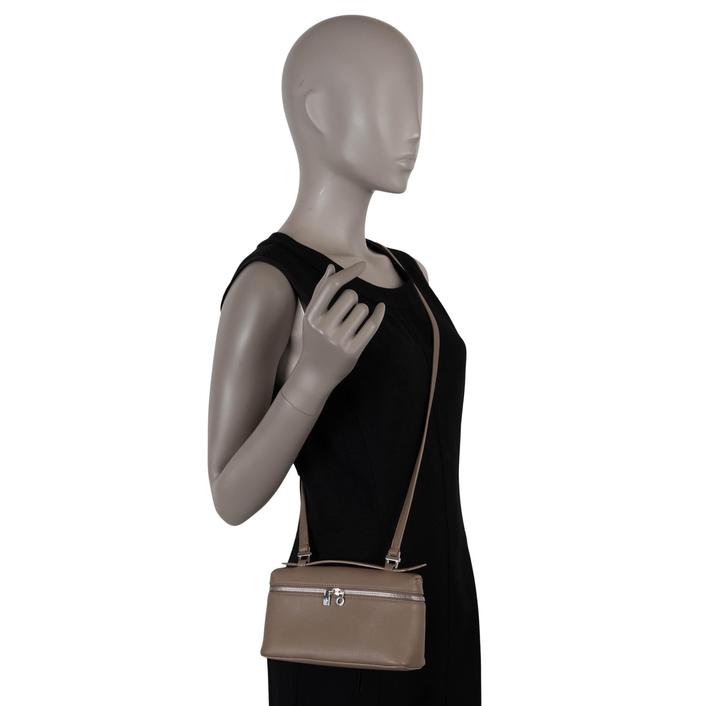 LORO Piana Borsa a tracolla EXTRA L19 in pelle mastice calda taupe in vendita 3