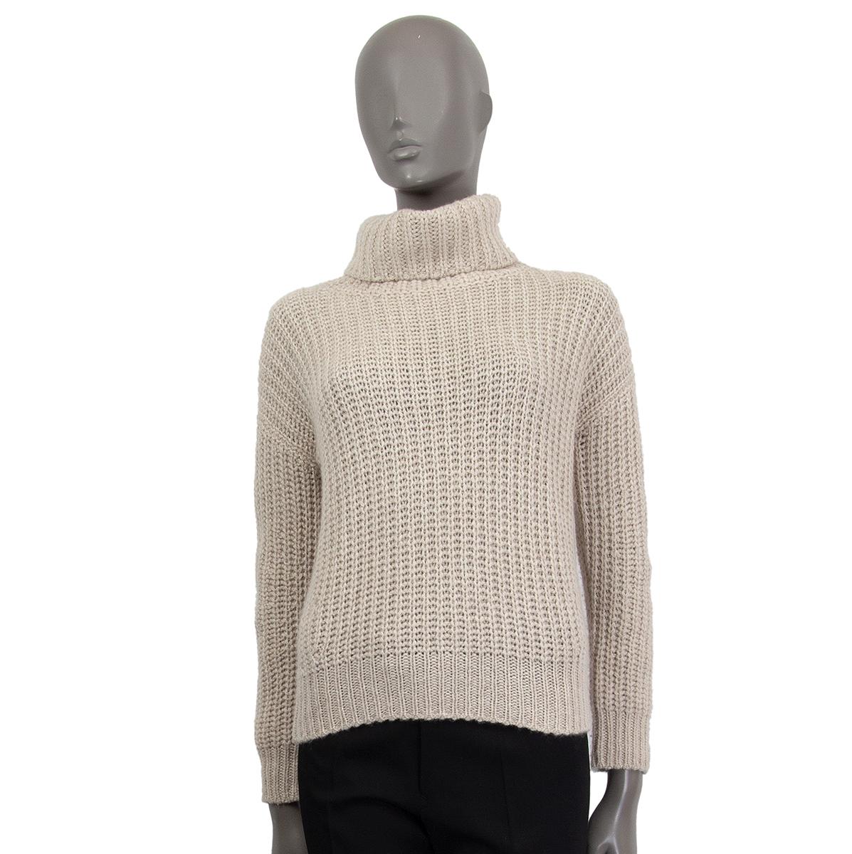 Loro Piana chunky turtleneck sweater in off-white cashmere (100%) with drop shoulders. Sleeve measurement taken from neck. Has been worn with some slightly pulled threads and some pilling. Overall in very good condition.

Tag Size 38
Size XS
Bust