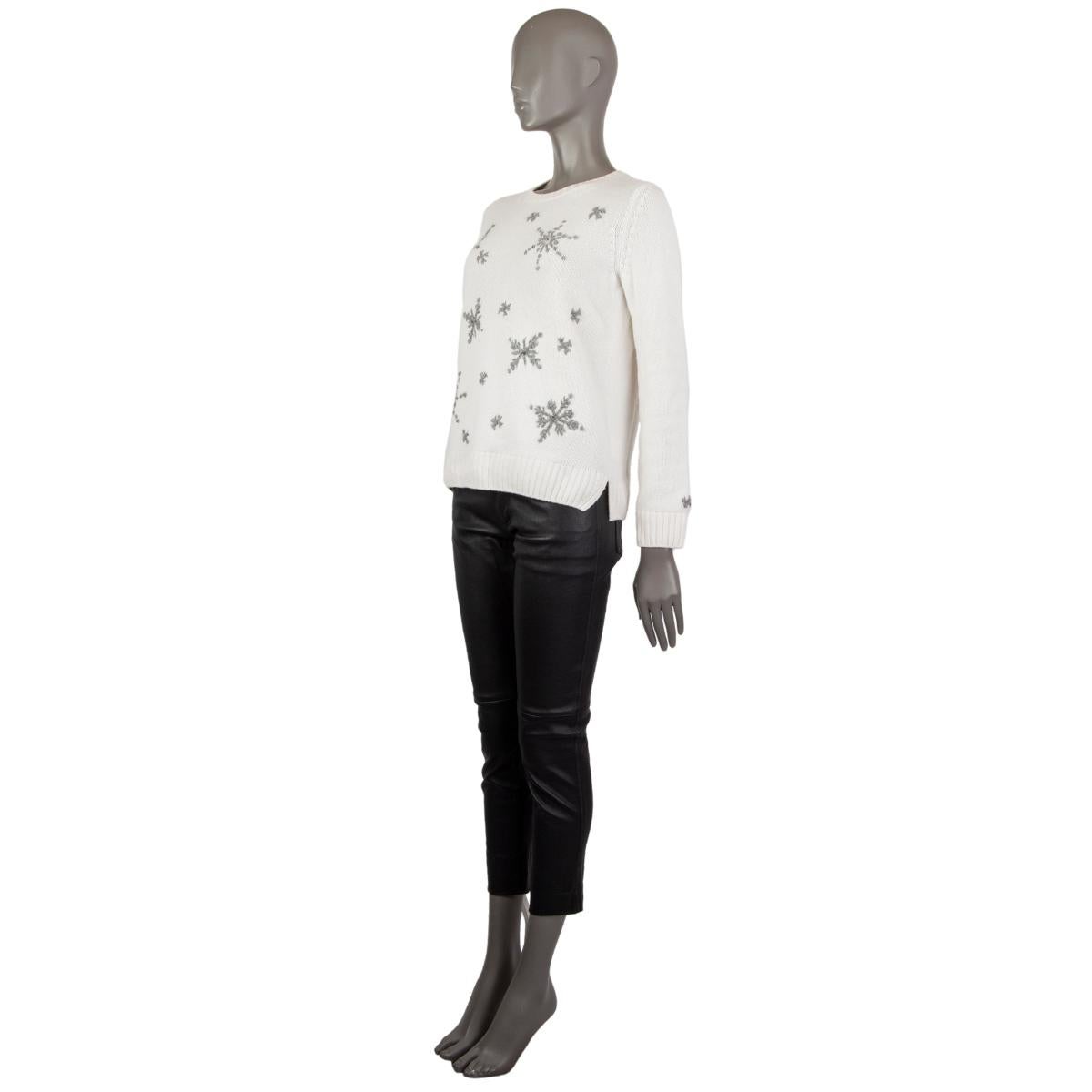 Maglione Loro Piana con fiocco di neve e cristalli in cashmere bianco e grigio (100%) con collo rotondo. Sfoderato. È stato indossato ed è in ottime condizioni. 

Taglia 40
Taglia S
Larghezza della spalla 39 cm (15,2 pollici)
Busto da 90 cm (35,1
