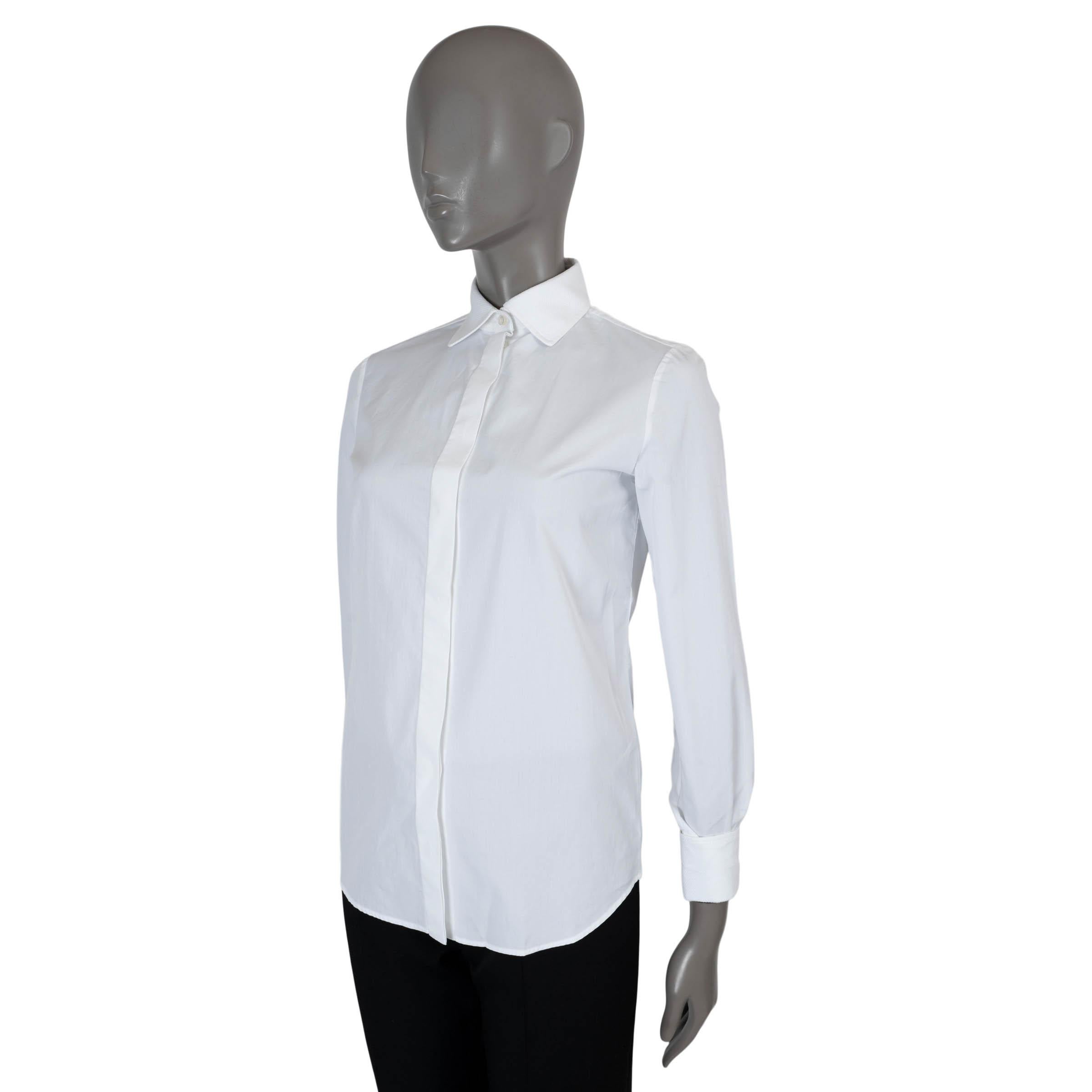 100% authentic Loro Piana classic button-up shirt in white poplin cotton (100%). Features a fitted silhouette with a piqué collar and buttoned cuffs to be worn with cuff-links (not included). Closes with concealed buttons on the front. Has been worn