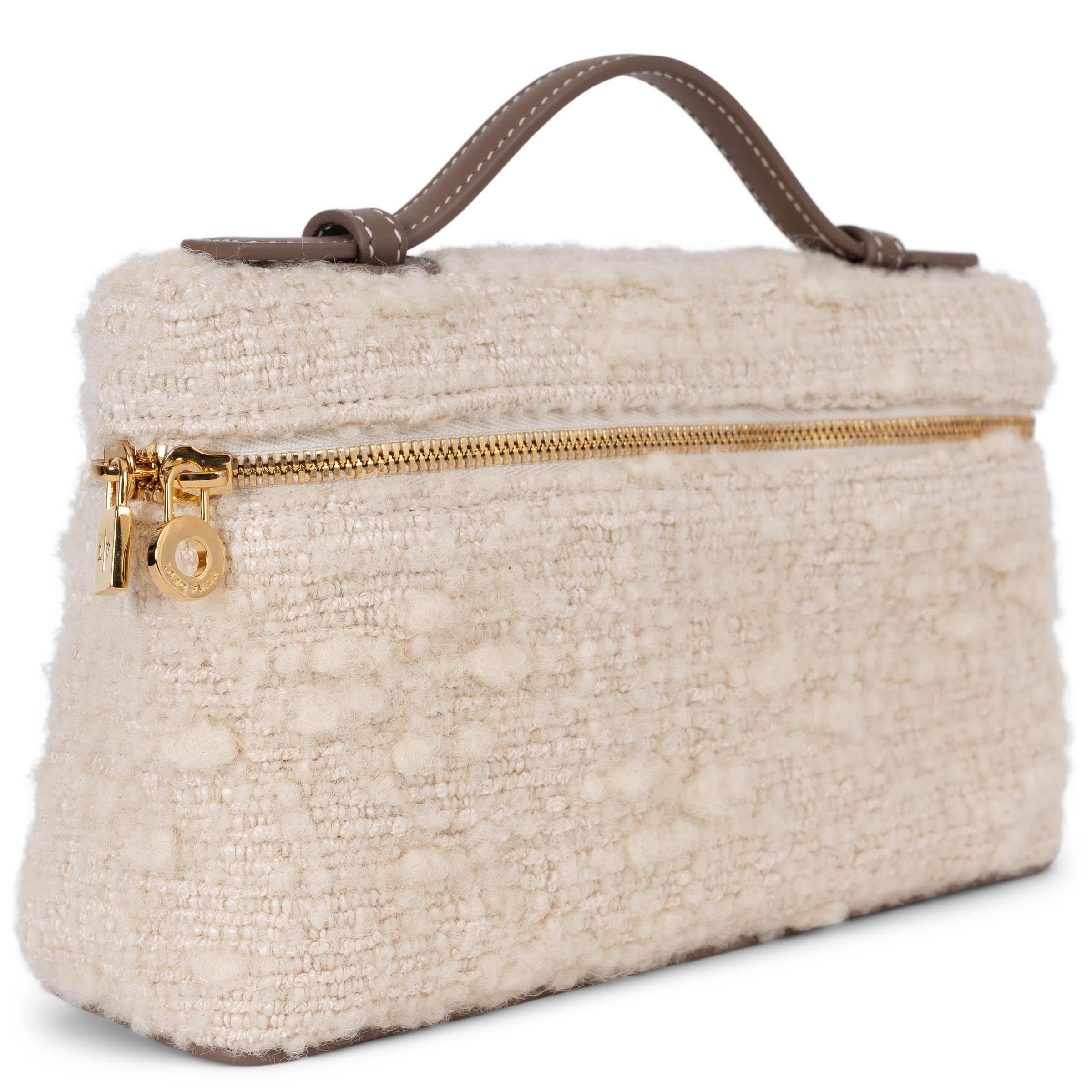 This 100% authentic Loro Piana L19 Extra Pocket Pouch shoulder bag in white bouclé wool-cotton blend with Fossil (taupe) leather trims is a refined expression of understated luxury. Featuring a structured silhouette, it can be carried as a clutch