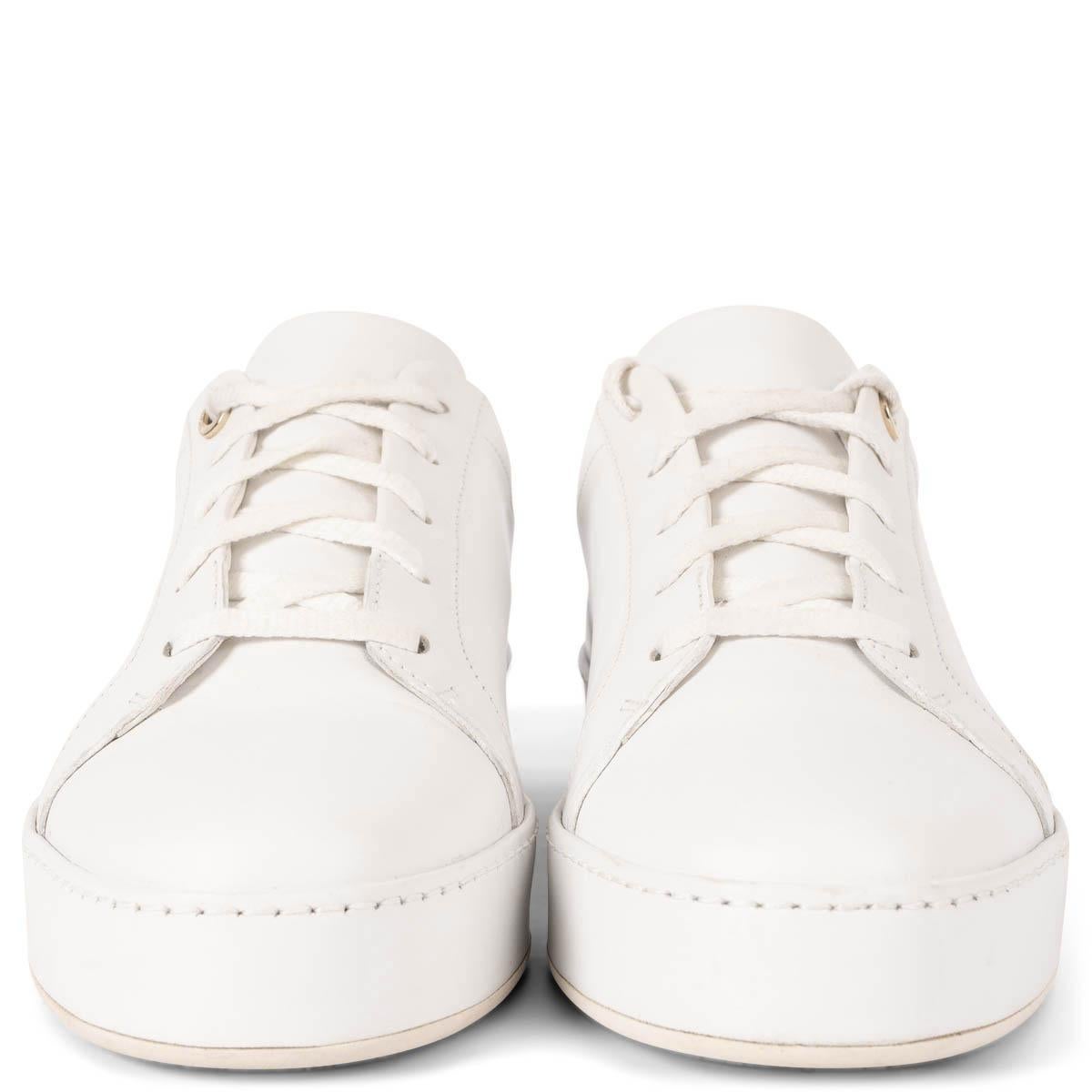 100% authentische Loro Piana Nuages Sneakers aus weißem Leder mit einer lederumwickelten Plateausohle aus Gummi. Sie wurden getragen und weisen sehr schwache dunklere Flecken auf. Insgesamt in ausgezeichnetem Zustand. 

Messungen
Aufgedruckte