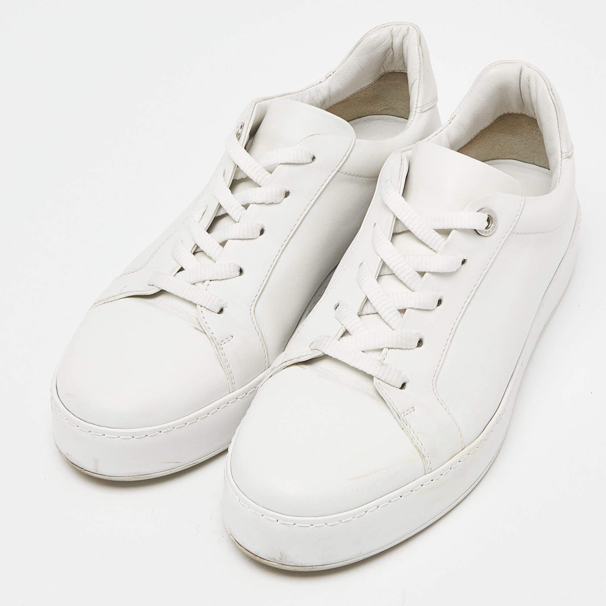 Add a statement appeal to your outfit with these Loro Piana white sneakers. Made from premium materials, they feature lace-up vamps and relaxing footbeds. The rubber sole of this pair aims to provide you with everyday ease.


