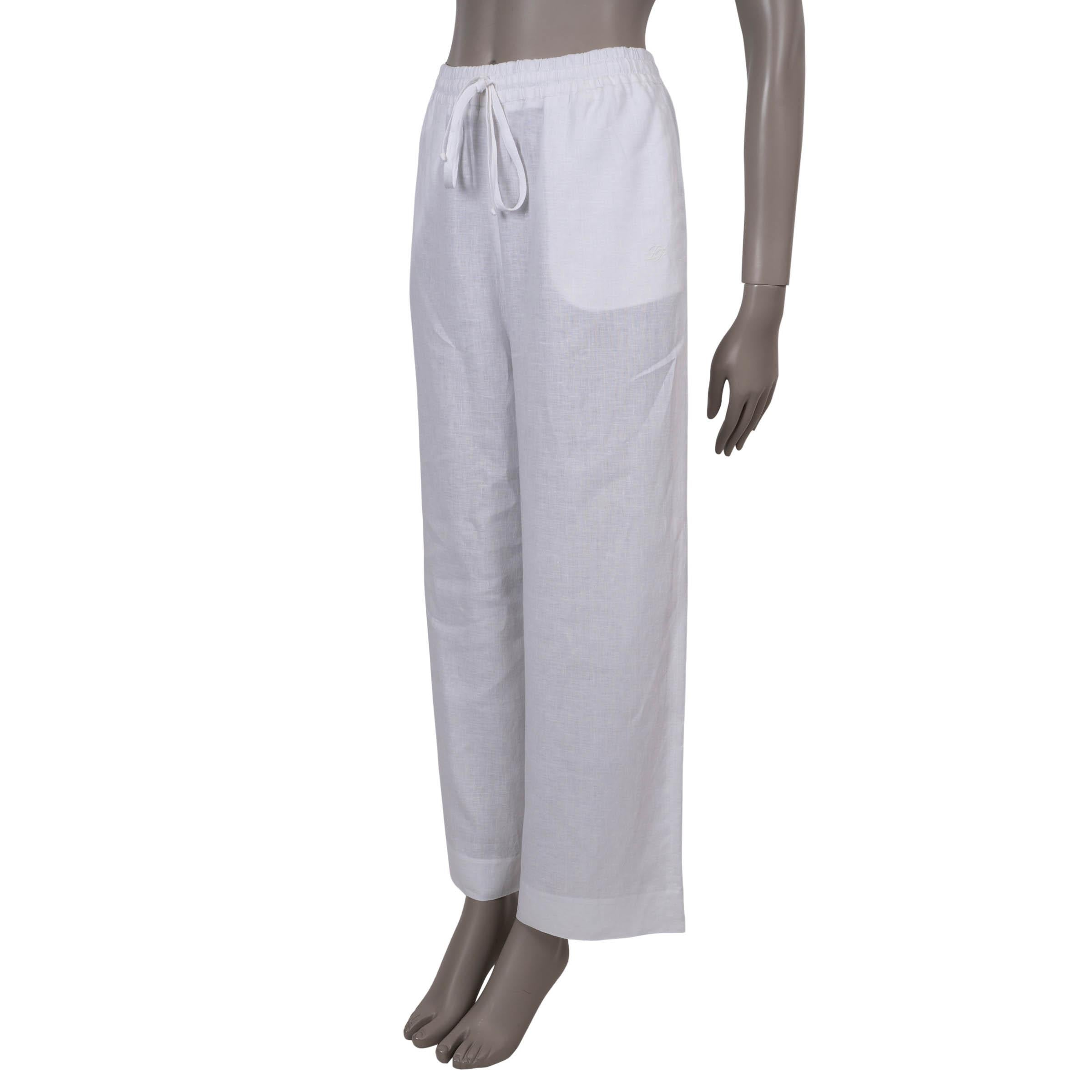 Ce pantalon en lin blanc optique (100%) de Loro Piana, 100% authentique, incarne une sophistication sans effort avec une silhouette décontractée et des jambes larges. Dotées de deux poches latérales et d'un logo brodé ton sur ton sur la jambe, elles