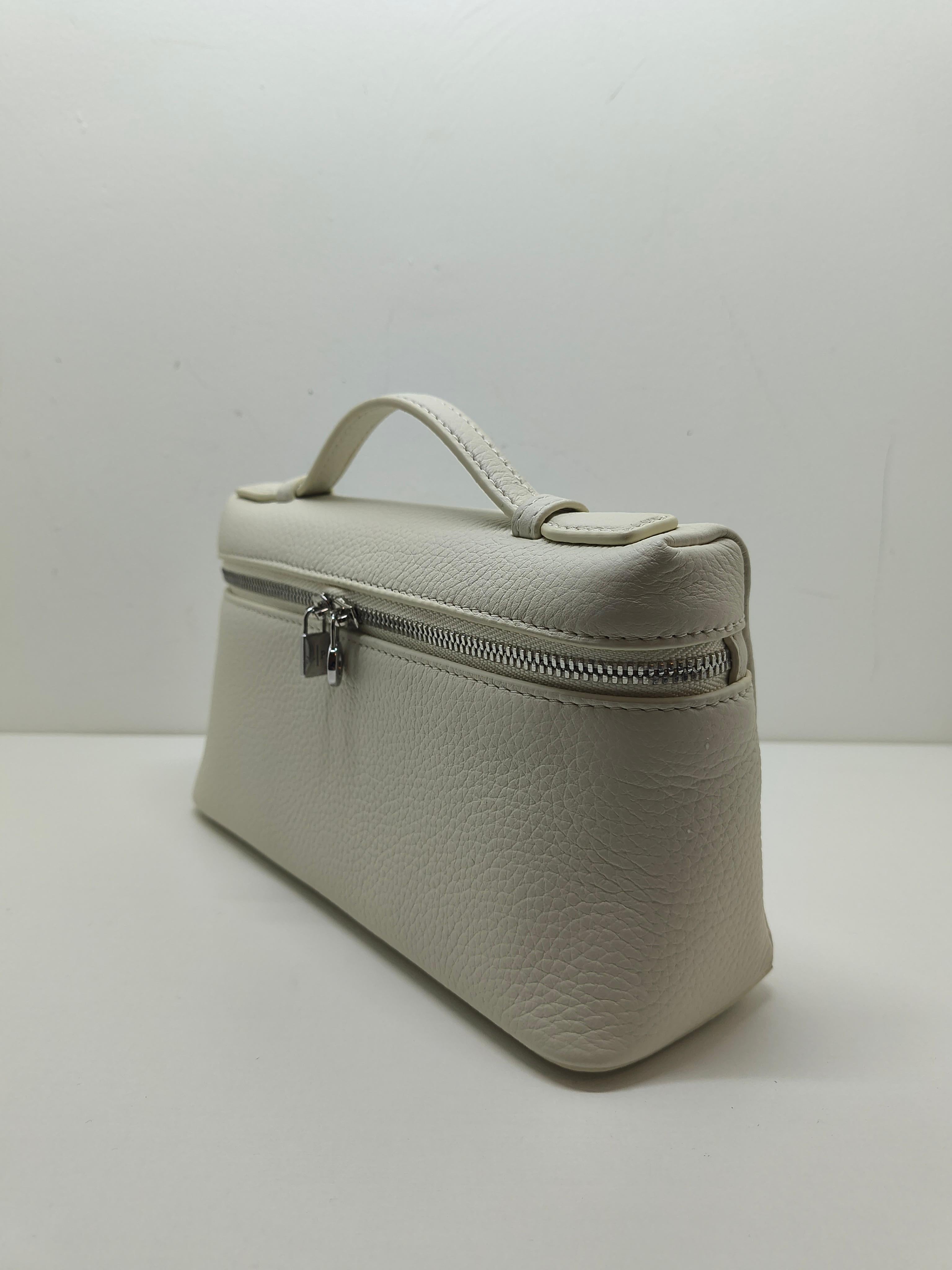 La borsa è realizzata in pelle di vitello a grana naturale per una maggiore personalità. Questo pratico e versatile accessorio è caratterizzato da volumi compatti, un'ampia apertura e una tracolla, che lo rendono perfetto per un uso quotidiano molto