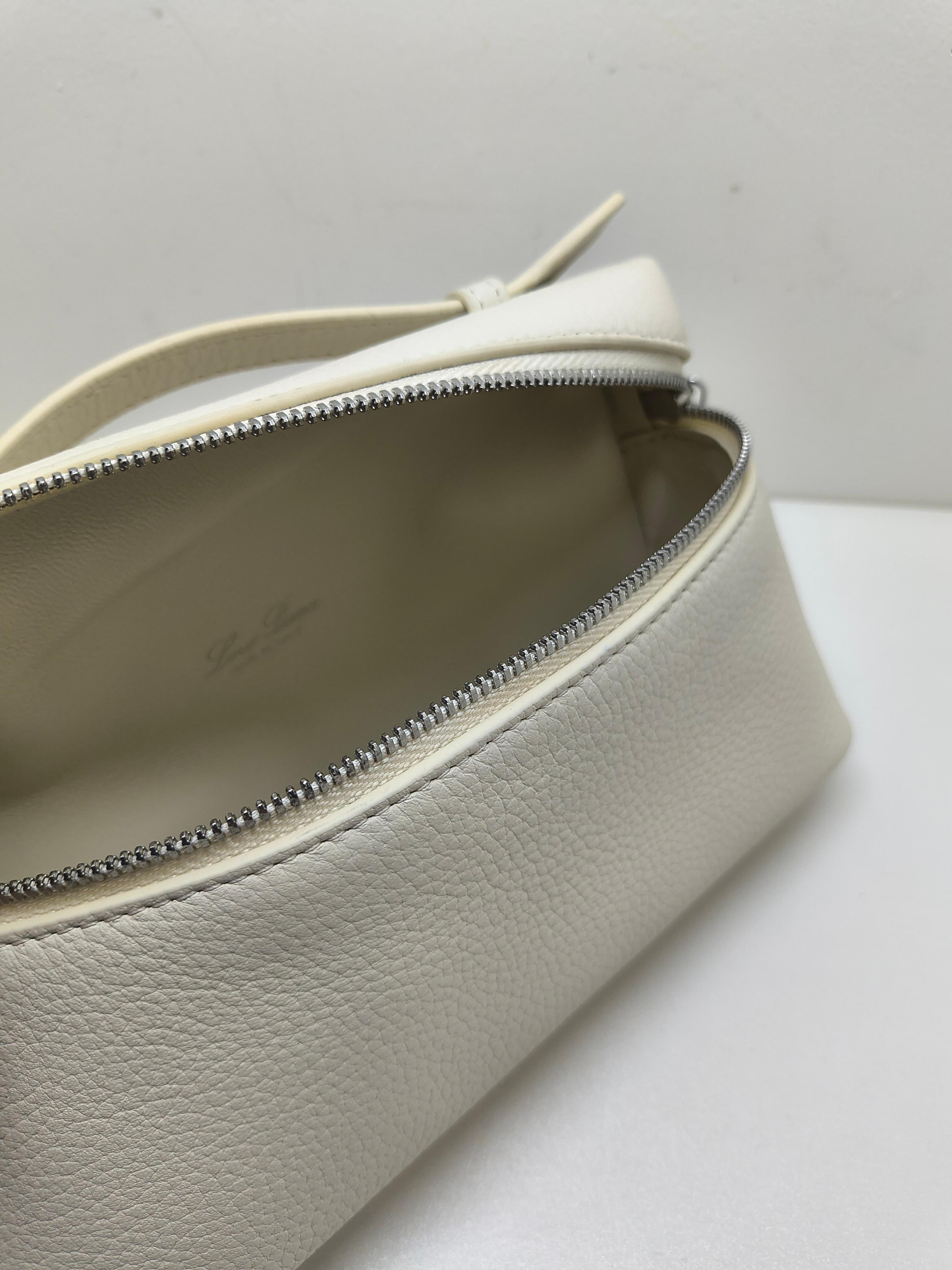 Loro Piana White Pocket 19 Clutch Mini Borsa a mano con cinghie Crossbody In condizioni ottime in vendita a PUTNEY, NSW