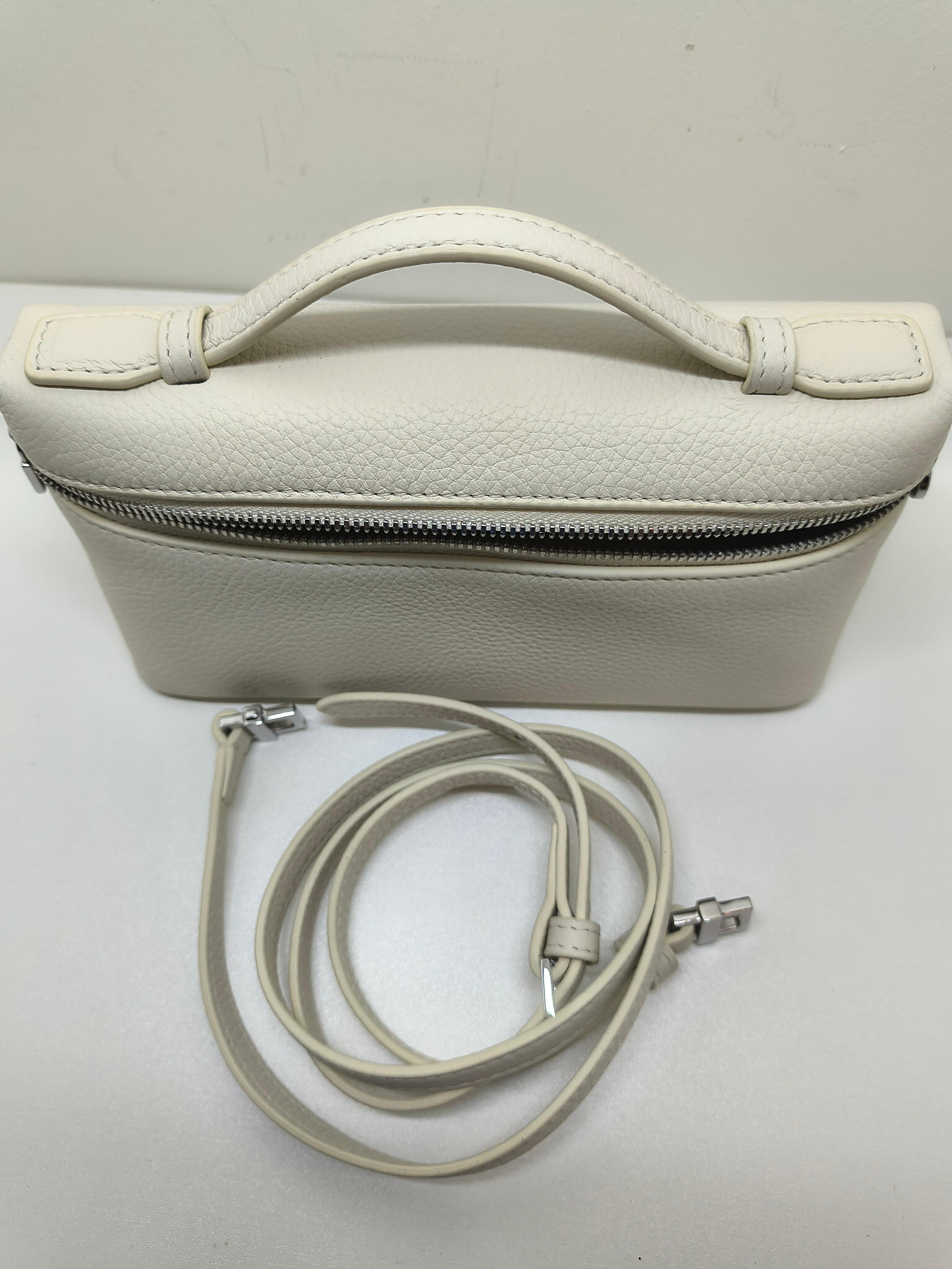 Donna Loro Piana White Pocket 19 Clutch Mini Borsa a mano con cinghie Crossbody in vendita