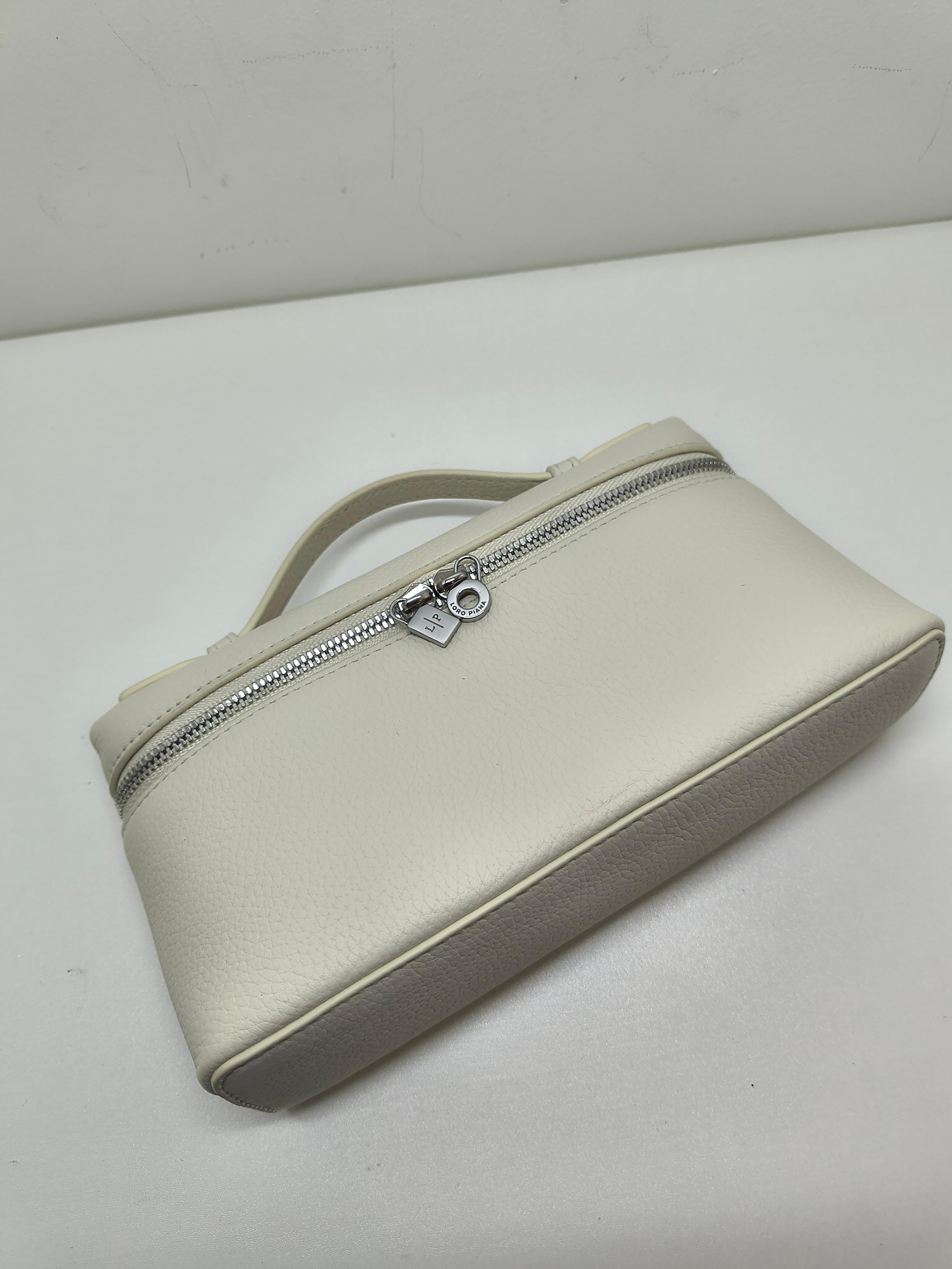 Loro Piana White Pocket 19 Clutch Mini Borsa a mano con cinghie Crossbody in vendita 2