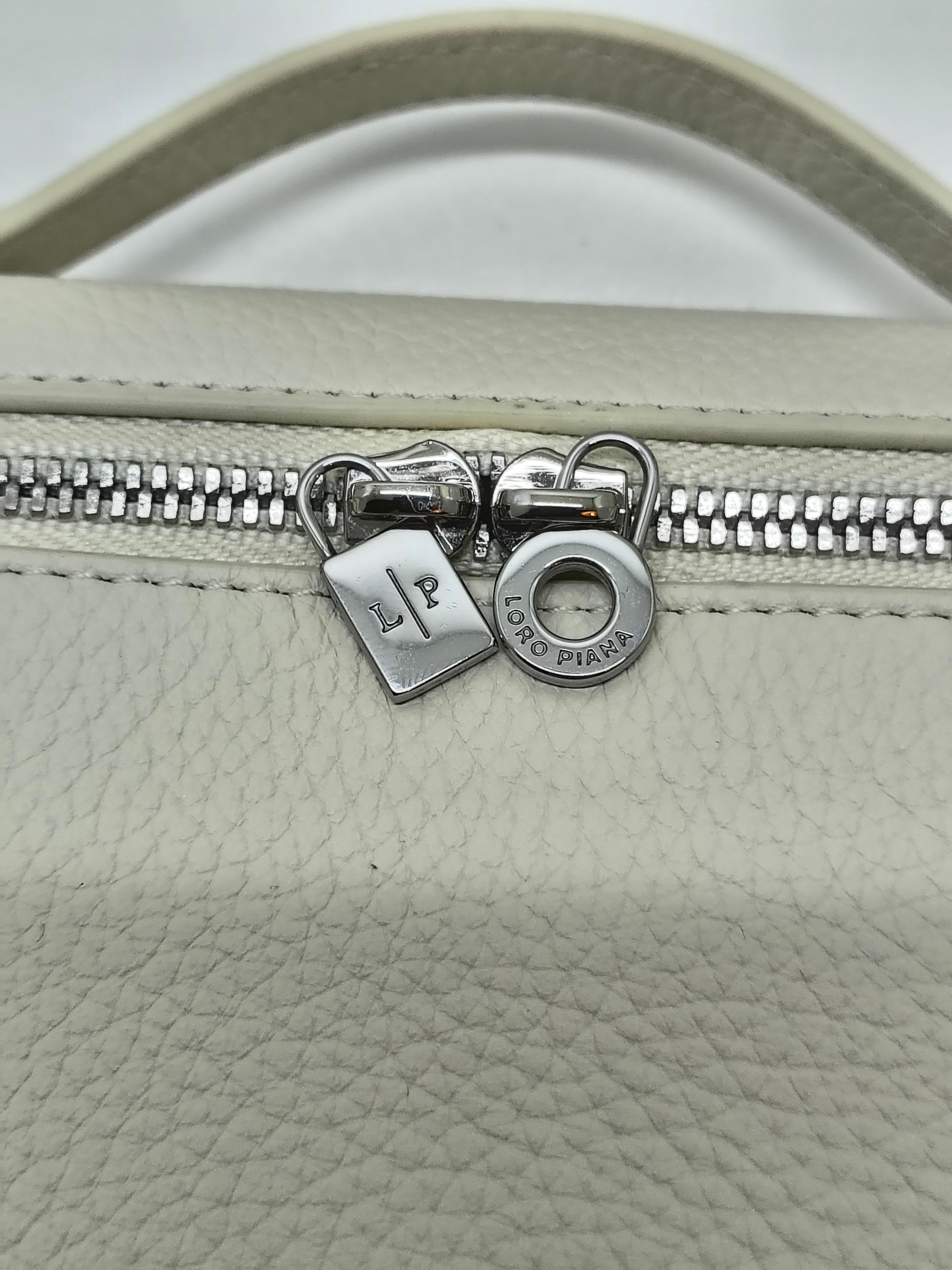 Loro Piana White Pocket 19 Clutch Mini Borsa a mano con cinghie Crossbody in vendita 3