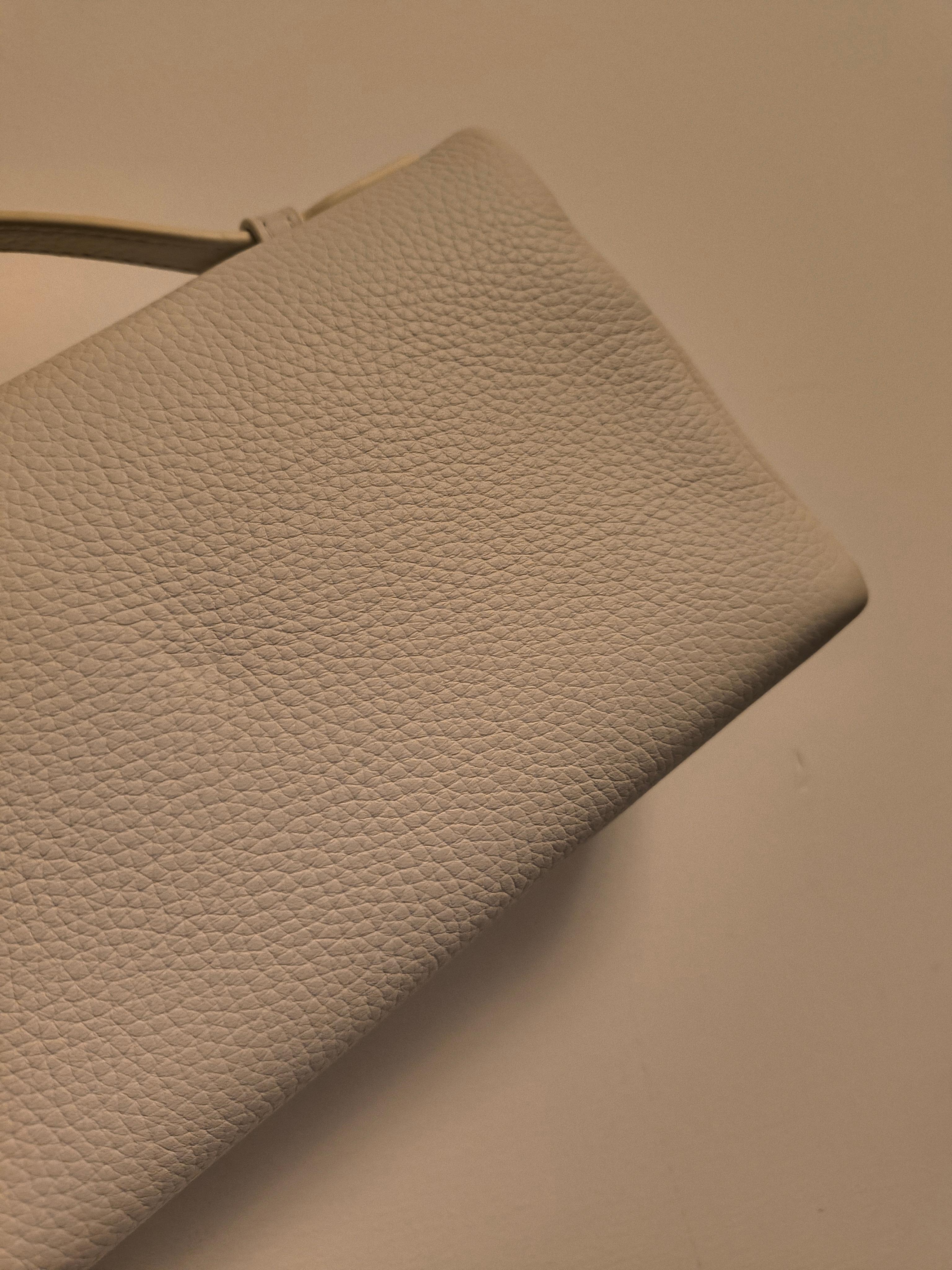 Loro Piana White Pocket 19 Clutch Mini Borsa a mano con cinghie Crossbody in vendita 4
