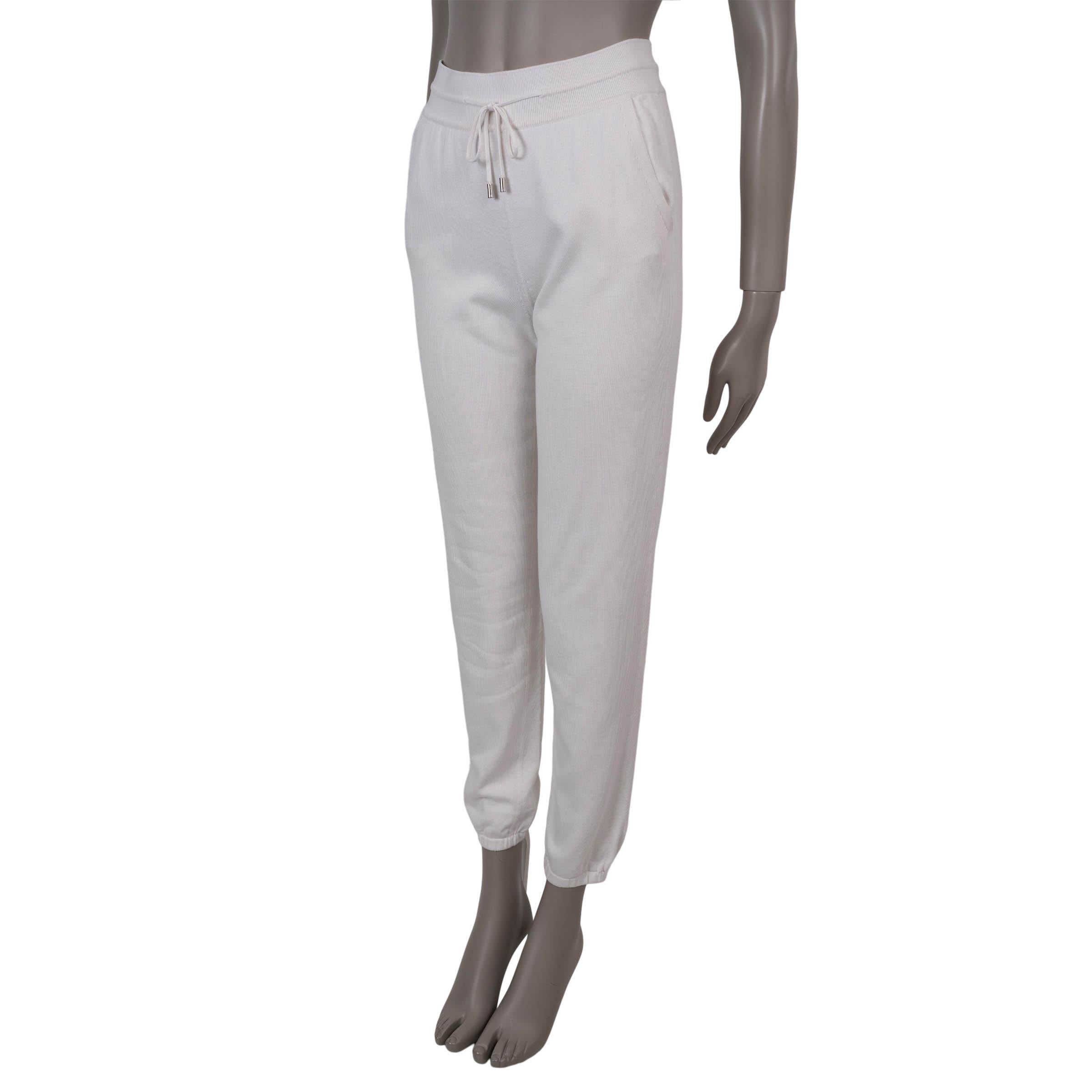 Questi pantaloni della tuta Quiberon di Loro Piana, autentici al 100%, sono realizzati in maglia bianca di seta (55%) e cotone (45%), bilanciando la morbidezza con una leggera traspirabilità. Presentano una silhouette rilassata con gambe sottili e