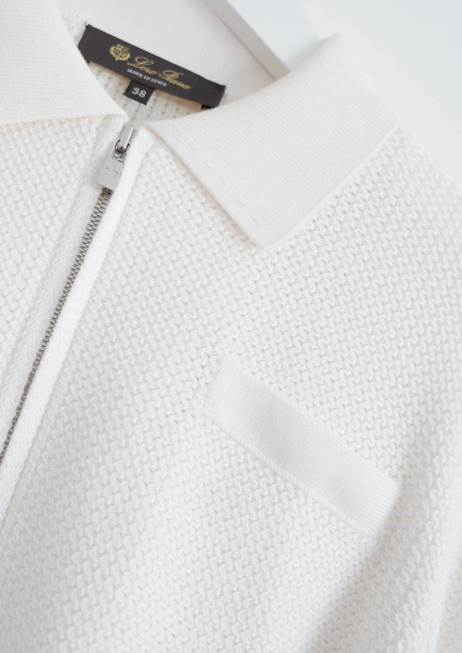 Göttlicher Loro Piana Pullover mit Waffelstruktur. Gekauft für £1750 und einmal ungetragen. Es ist aus superweicher, cremefarbener Seide und Baumwolle gefertigt und hat eine lockere Passform mit geripptem Kragen und Manschetten, Kordelzug am Saum