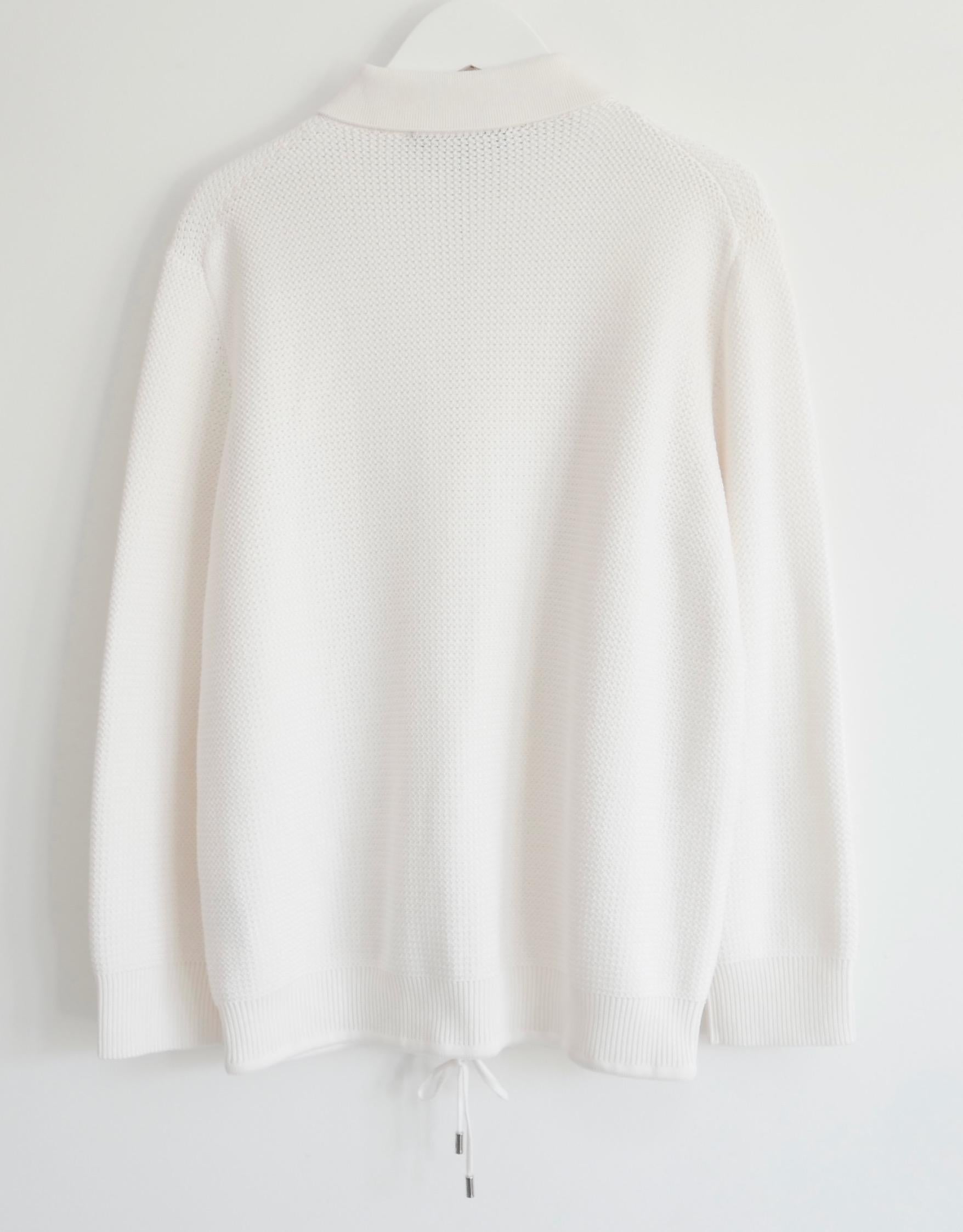 Loro Piana Weißer strukturierter Pullover mit Waffelmuster (Grau) im Angebot