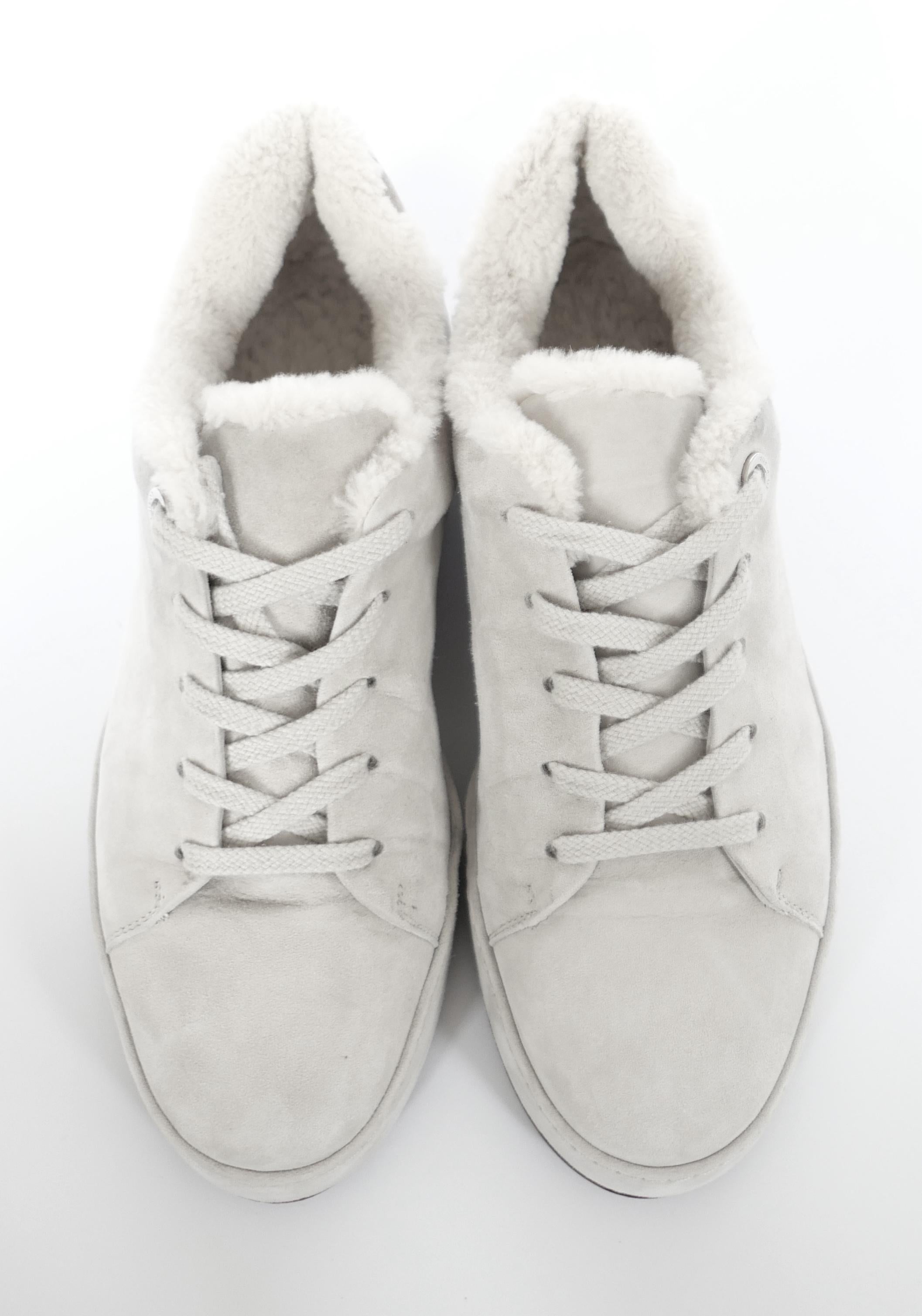 Zapatillas forradas de piel Loro Piana Winter Nuages de superlujo. Se usaron una vez en interiores y se entregan con bolsas guardapolvo. De ante de cabra de color gris tórtola, forrado de piel de castor supersuave. Tienen plataformas delgadas y
