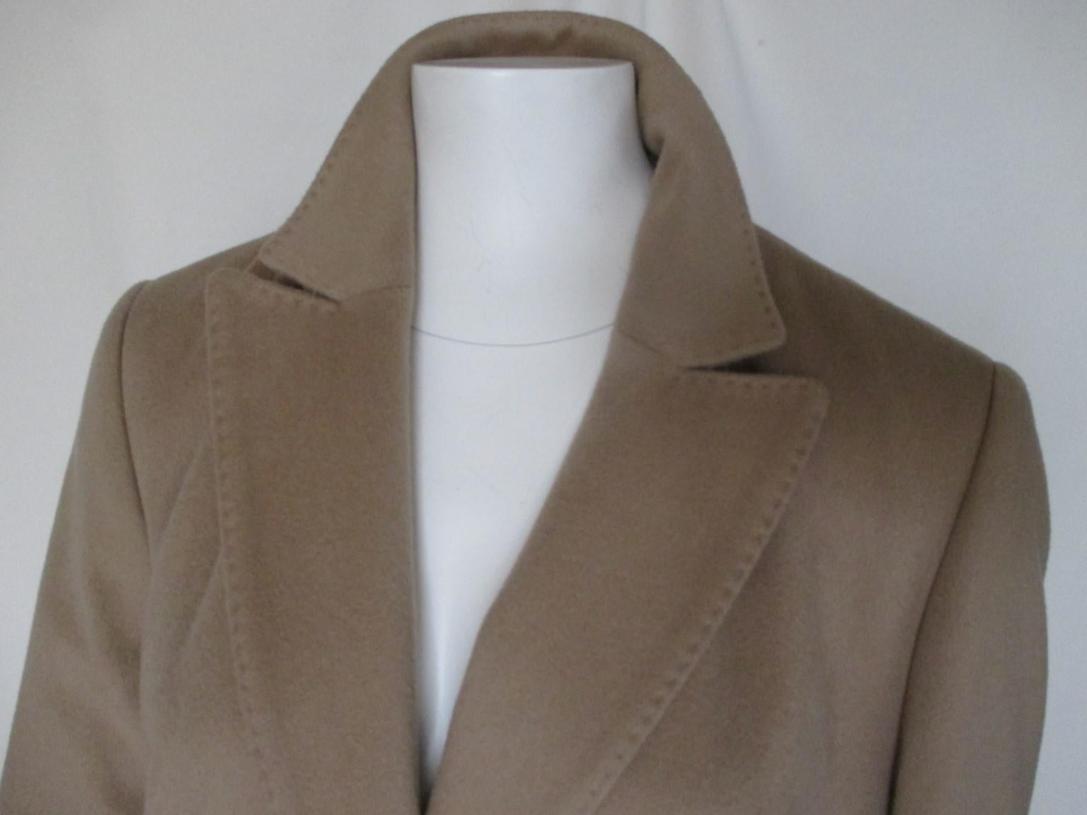 This coat is designed with high quality Loro Piana superfine virgin wool fabric for Basler.
With 2 pockets and 1 inside pocket with zipper, single breasted with 3 buttons, fully lined.
Luxurious silky wool of rich camel color with great shine!

Size