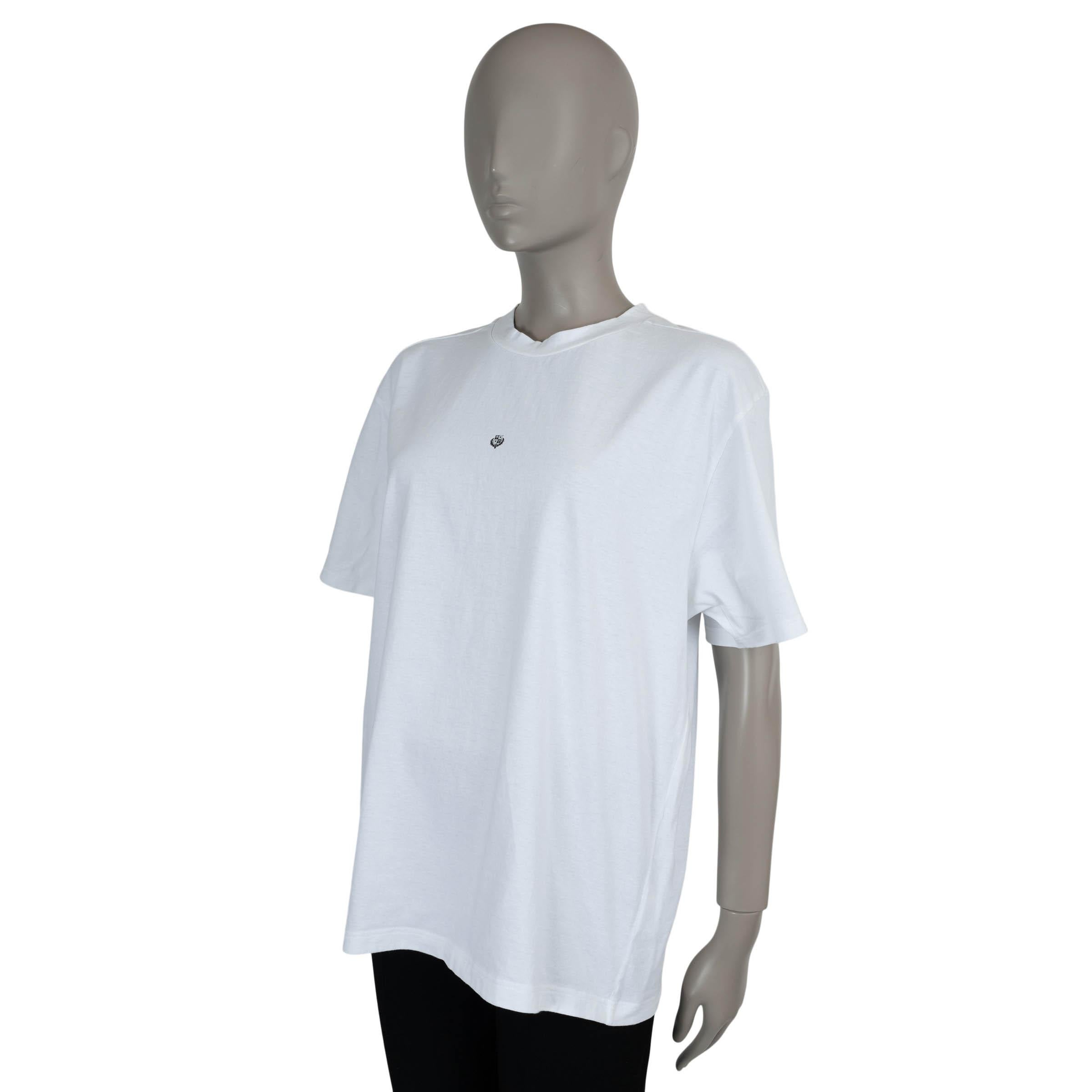 Esta camiseta 100% auténtica de Loro Piana x Hiroshi Fujiwara en algodón blanco (100%) fusiona la artesanía refinada con la influencia del streetwear. Con el logotipo de Loro Piana impreso en la parte delantera y una firma de estilo graffiti en la