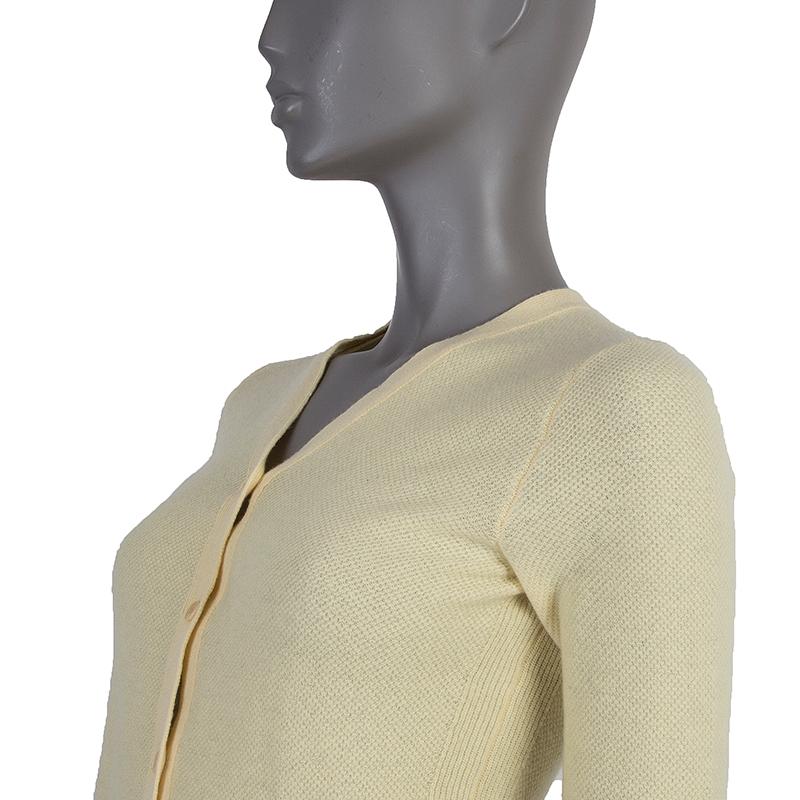 Loro Piana v-neck cardigan in dark vanilla baby cashmere (100%). With two pockets on the front, slits on the cuffs, and slits on the sides. Closes with dark vanilla plastic buttons on the front. Has been worn and is in excellent condition. 

Tag