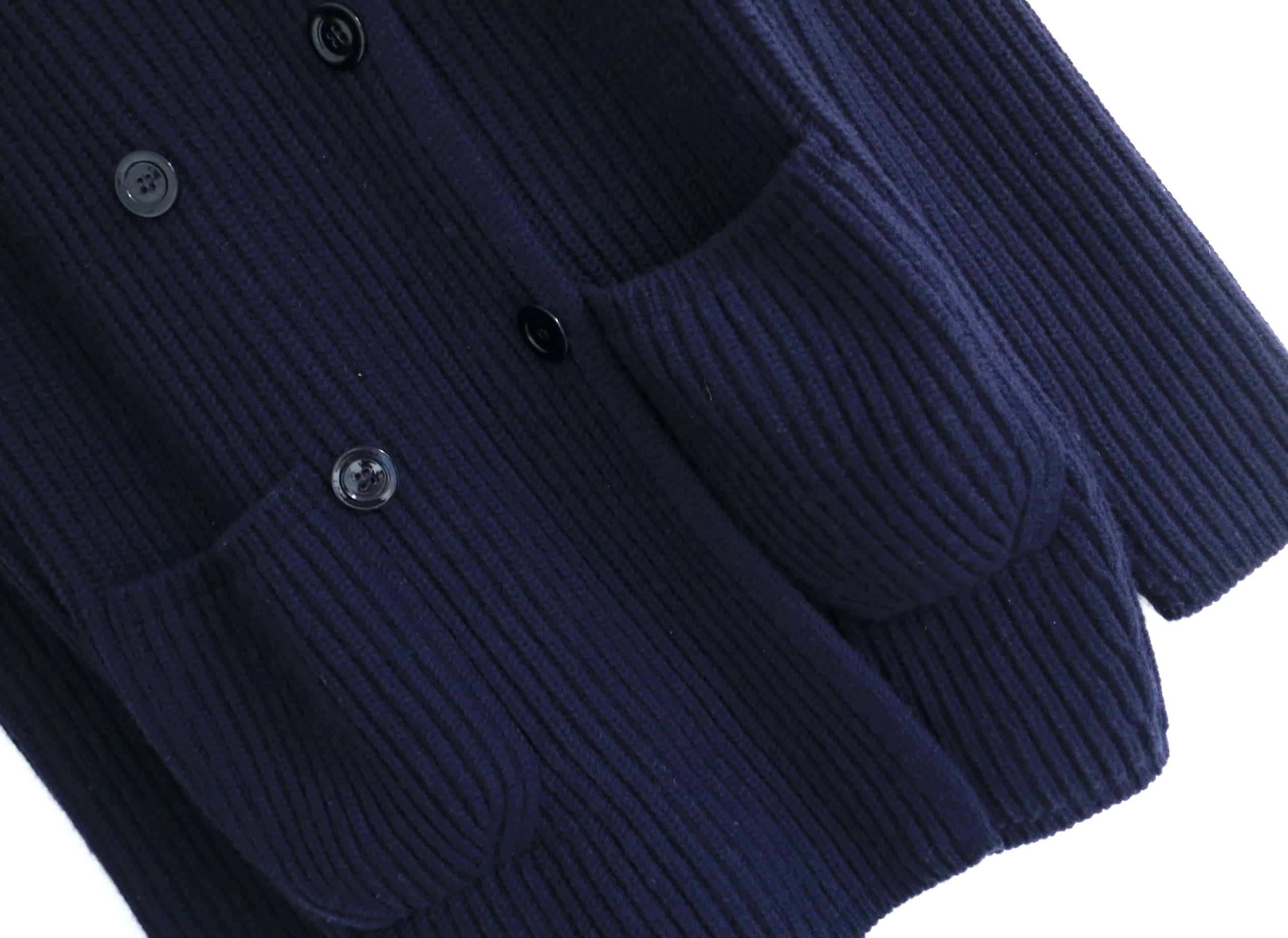 Ultra luxueux, le manteau cardigan en baby cashmere de Loro Piano. Acheté pour 5750 livres sterling et jamais porté. Confectionné en épais cachemire marine côtelé, il présente une coupe ample, un double boutonnage, des poches plaquées et des
