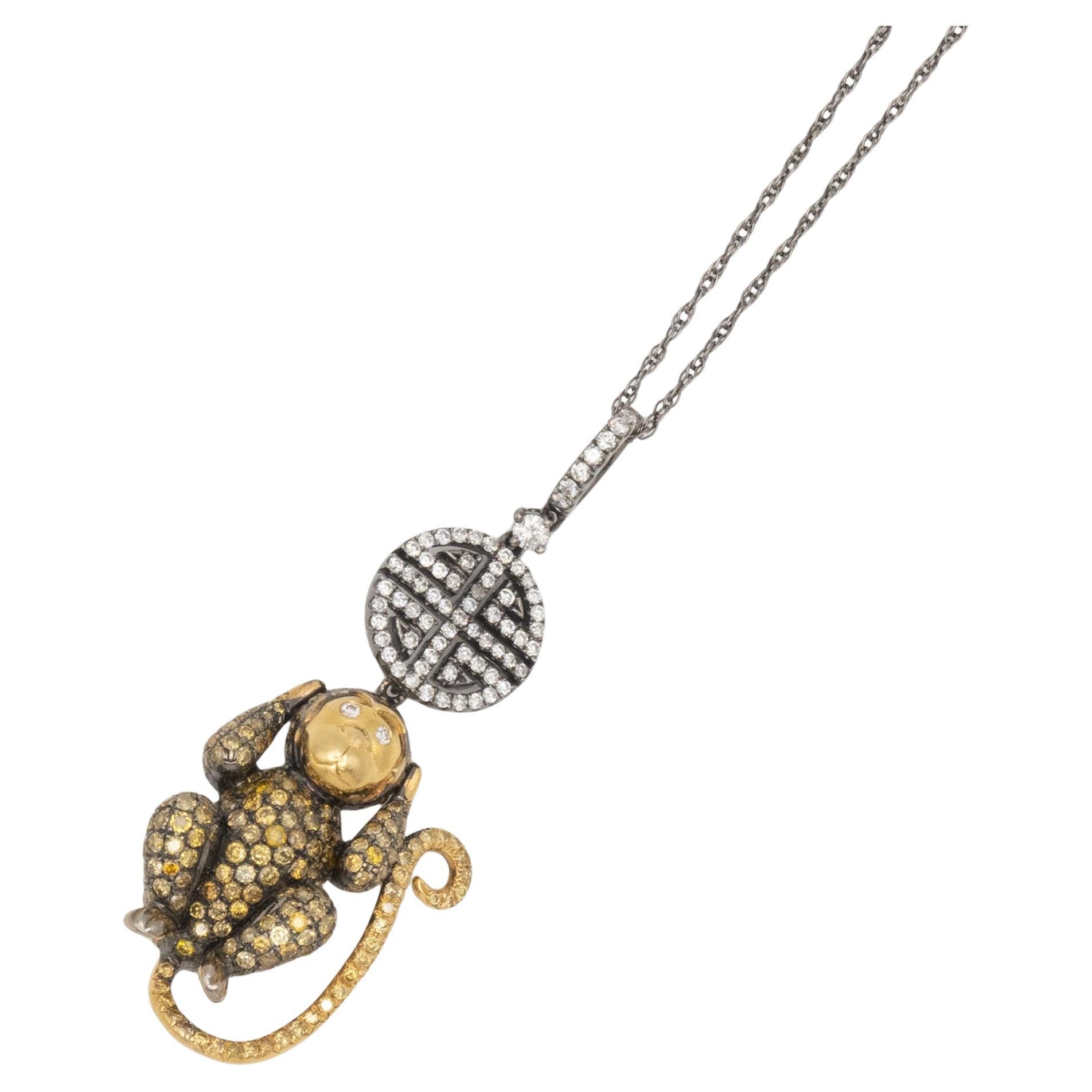 Dieser auffällige Anhänger aus 18 Karat Gelbgold von Lorraine Schwartz zeigt einen dreidimensionalen Affen mit dem 