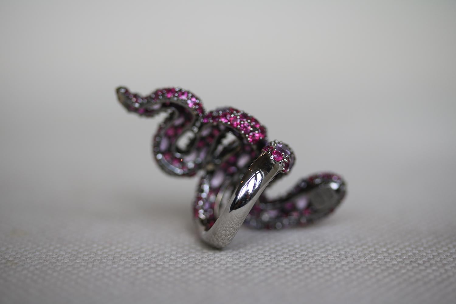Lorraine Schwartz Pink Sapphire and Ruby 18K Gold Snake Ring In Excellent Condition In London, GB