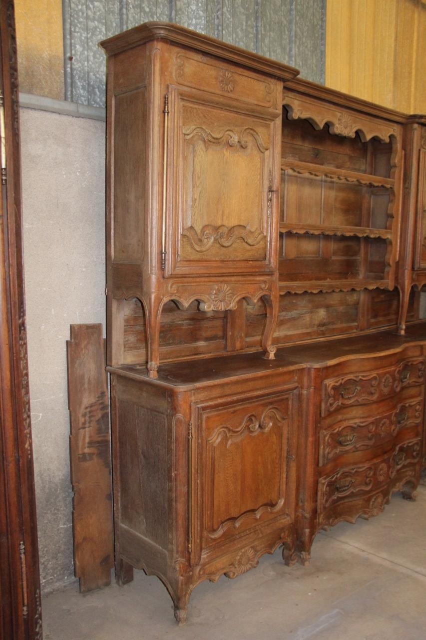 Buffet en deux parties, de la région de Lorrain, réalisé au début du 20e siècle, d'après un modèle exposé au Musée de Lorraine, en chêne massif, en bon état.