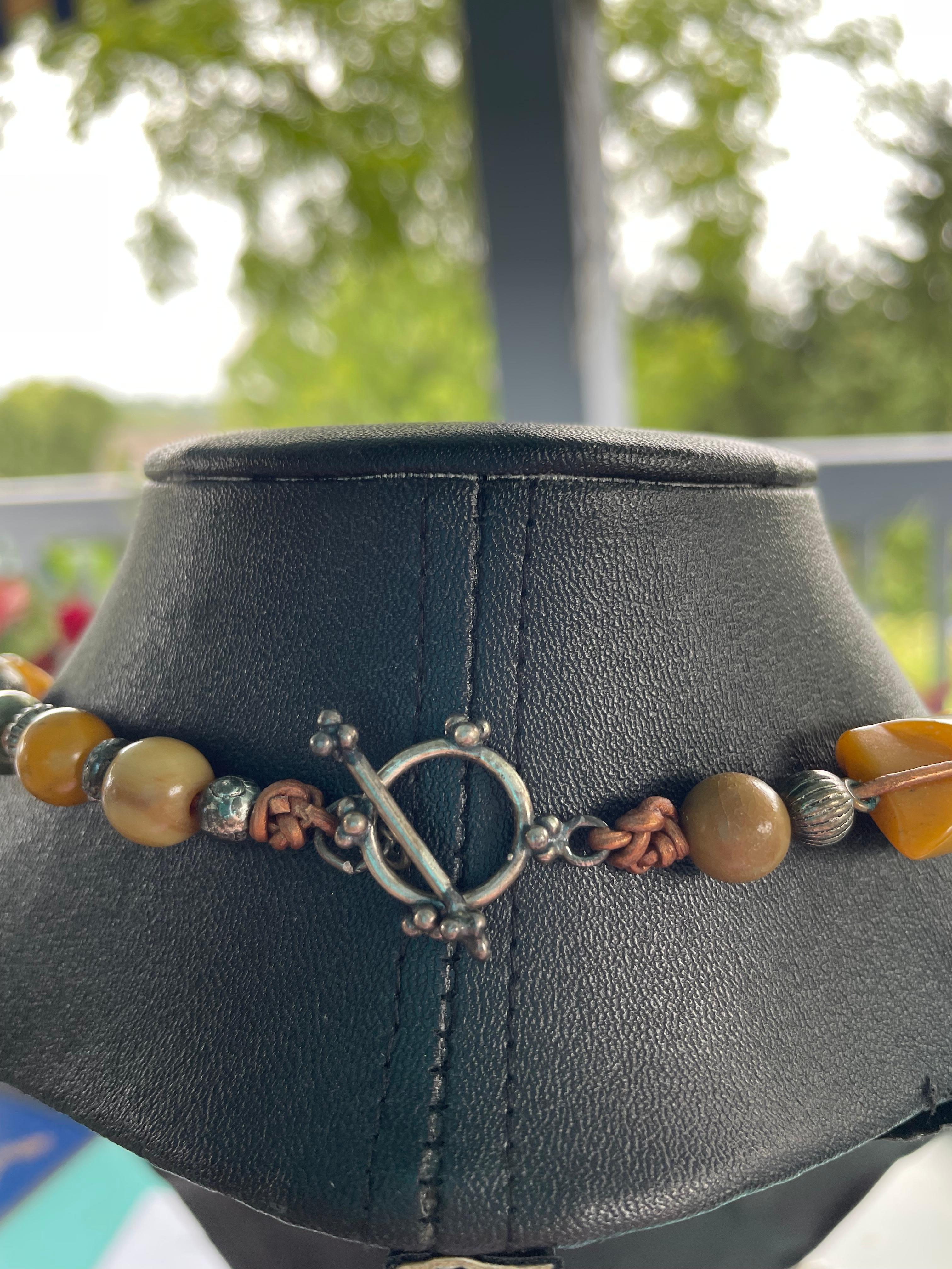 Lorraine's Bijoux bietet eine handgefertigte, einzigartige Halskette aus Bakelitperlen an. Damen im Angebot