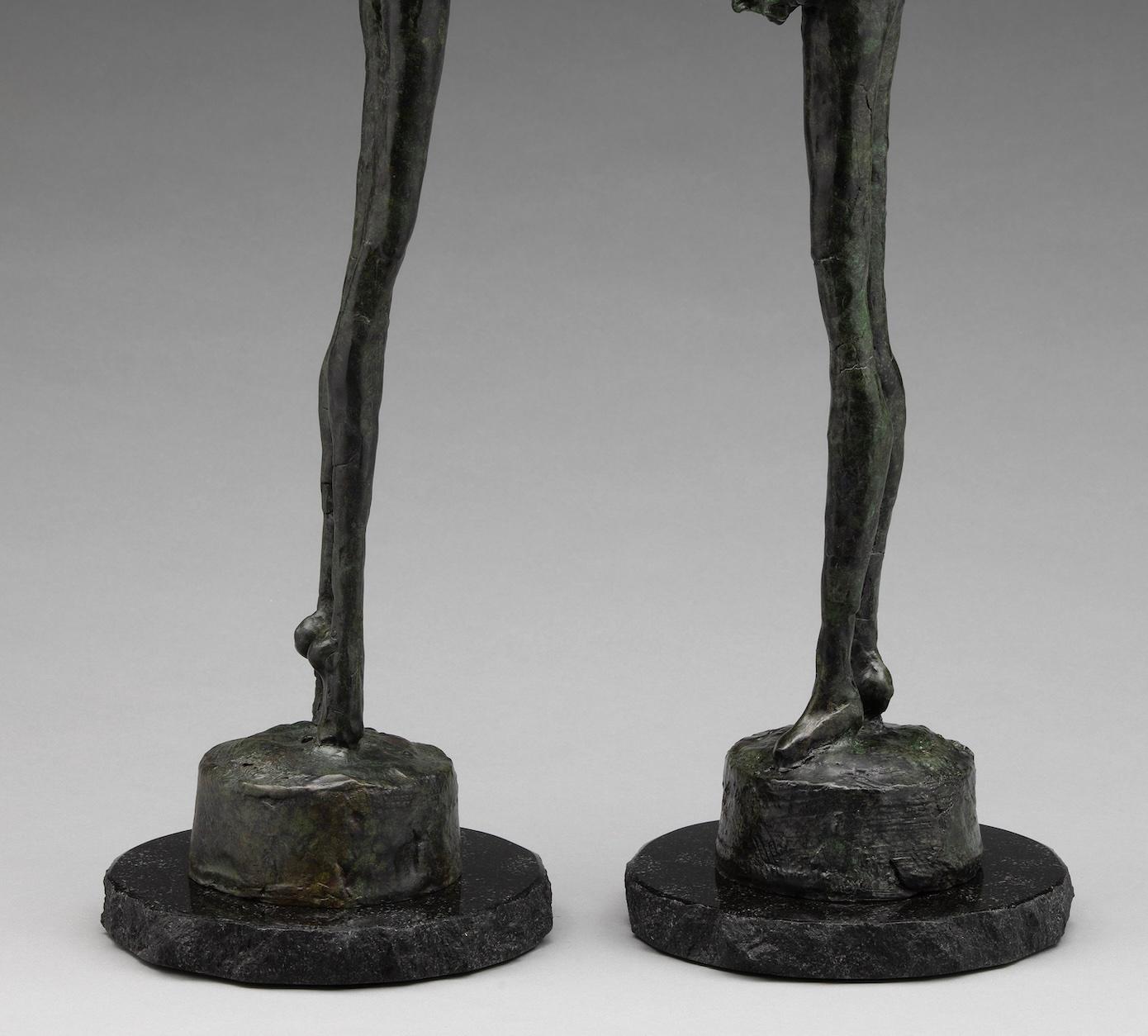 Lorri Acott è una scultrice apprezzata a livello internazionale, nota per le sue opere impressionistiche e figurative che esplorano i temi della connessione, della resilienza e dell'esperienza umana condivisa. Le sue sculture, spesso di dimensioni