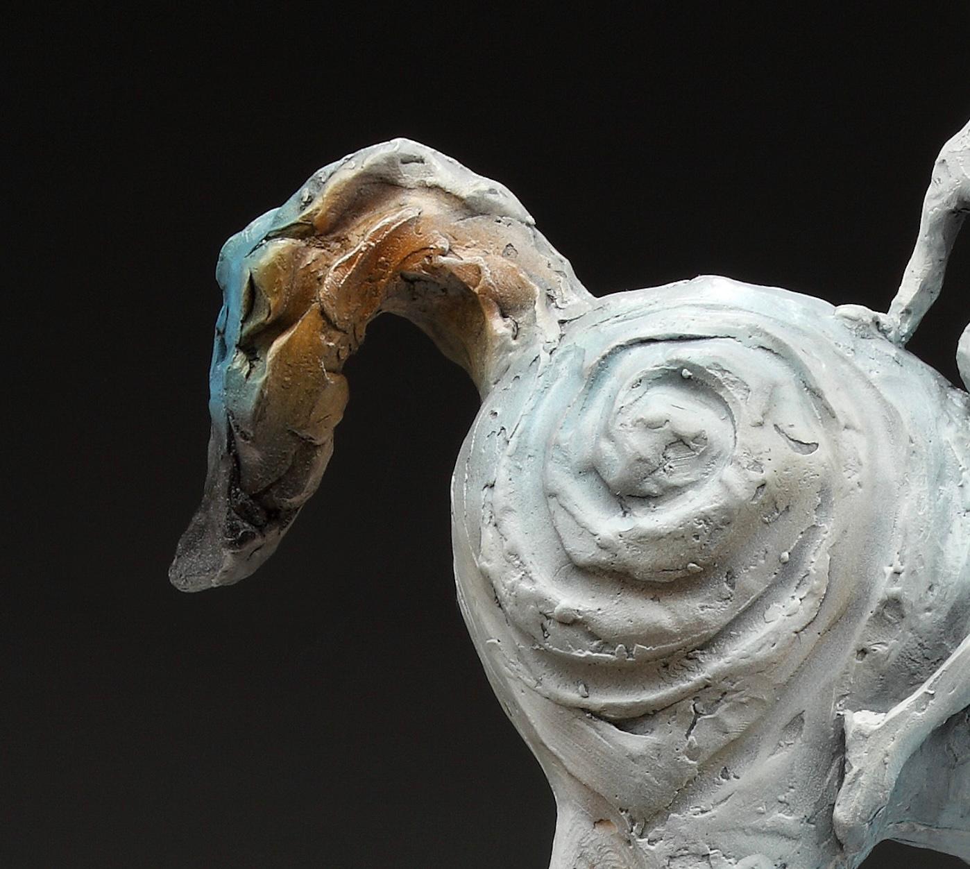 È venuta da me su un cavallo bianco 8/49 - Sculpture Contemporaneo di Lorri Acott
